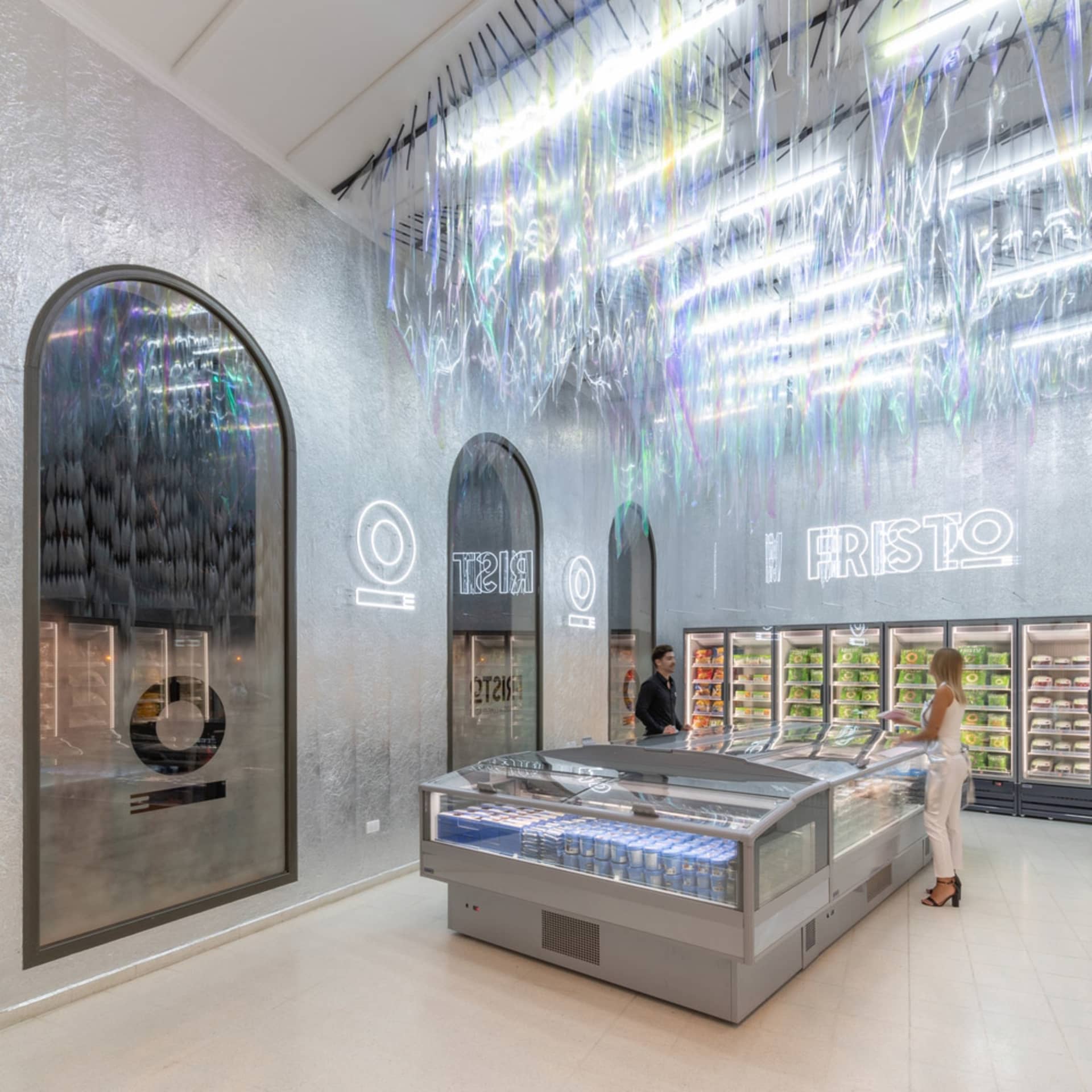 現代雜貨店室內空間,配有霓虹燈照明的冷藏展示櫃。