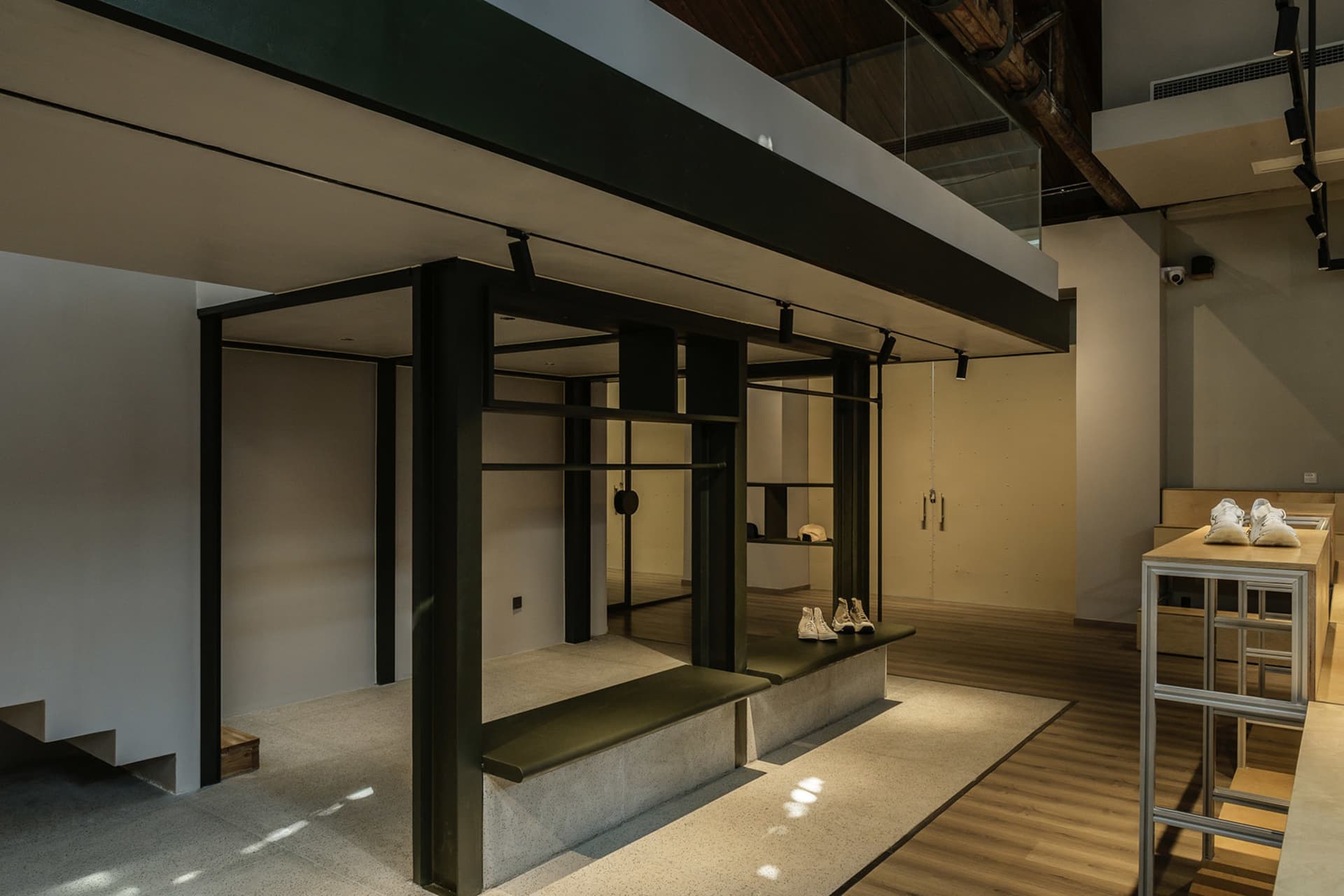 極簡展示間,配有混凝土座椅與木質元素。