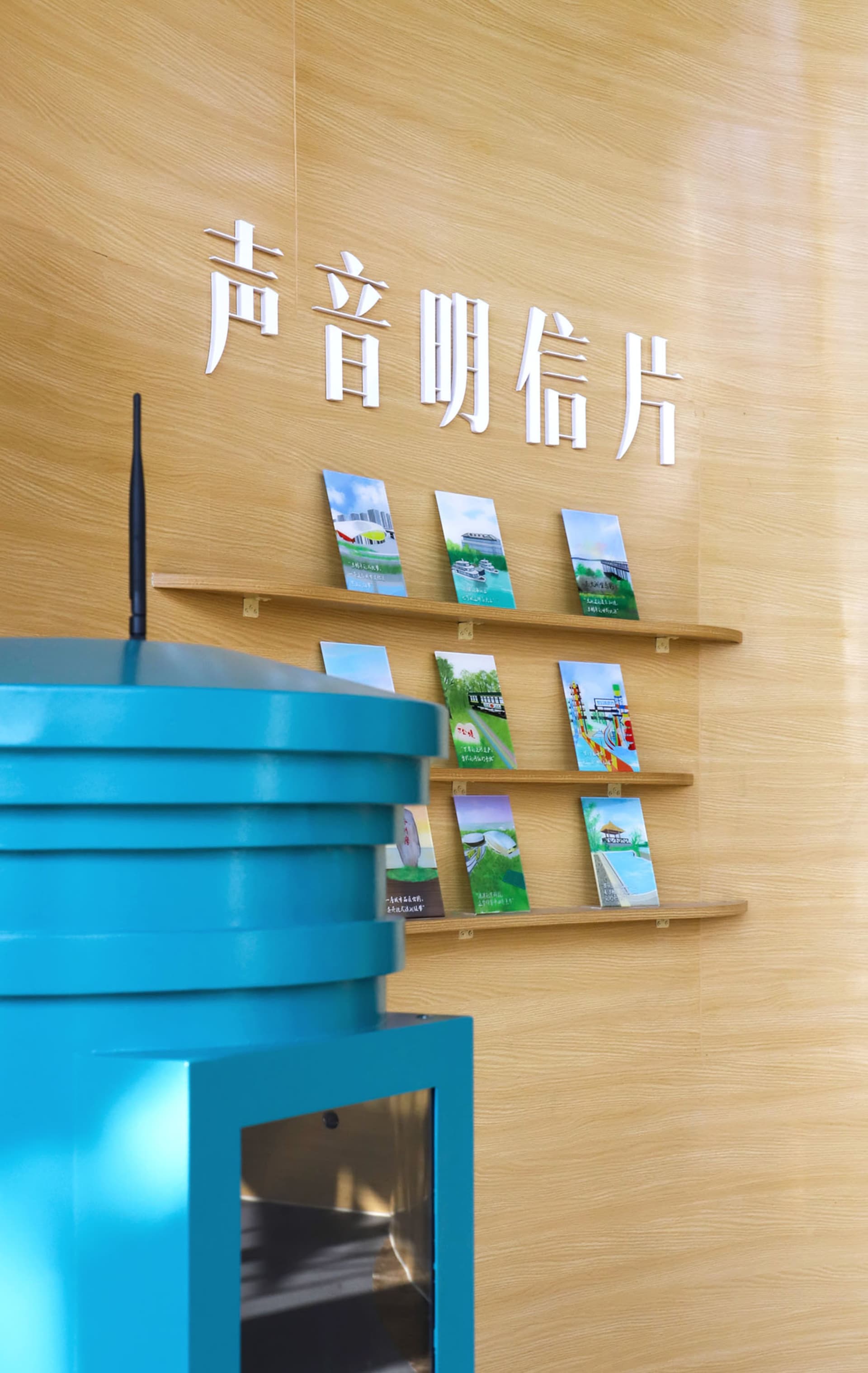 帶有金屬元素與海報的現代室內設計