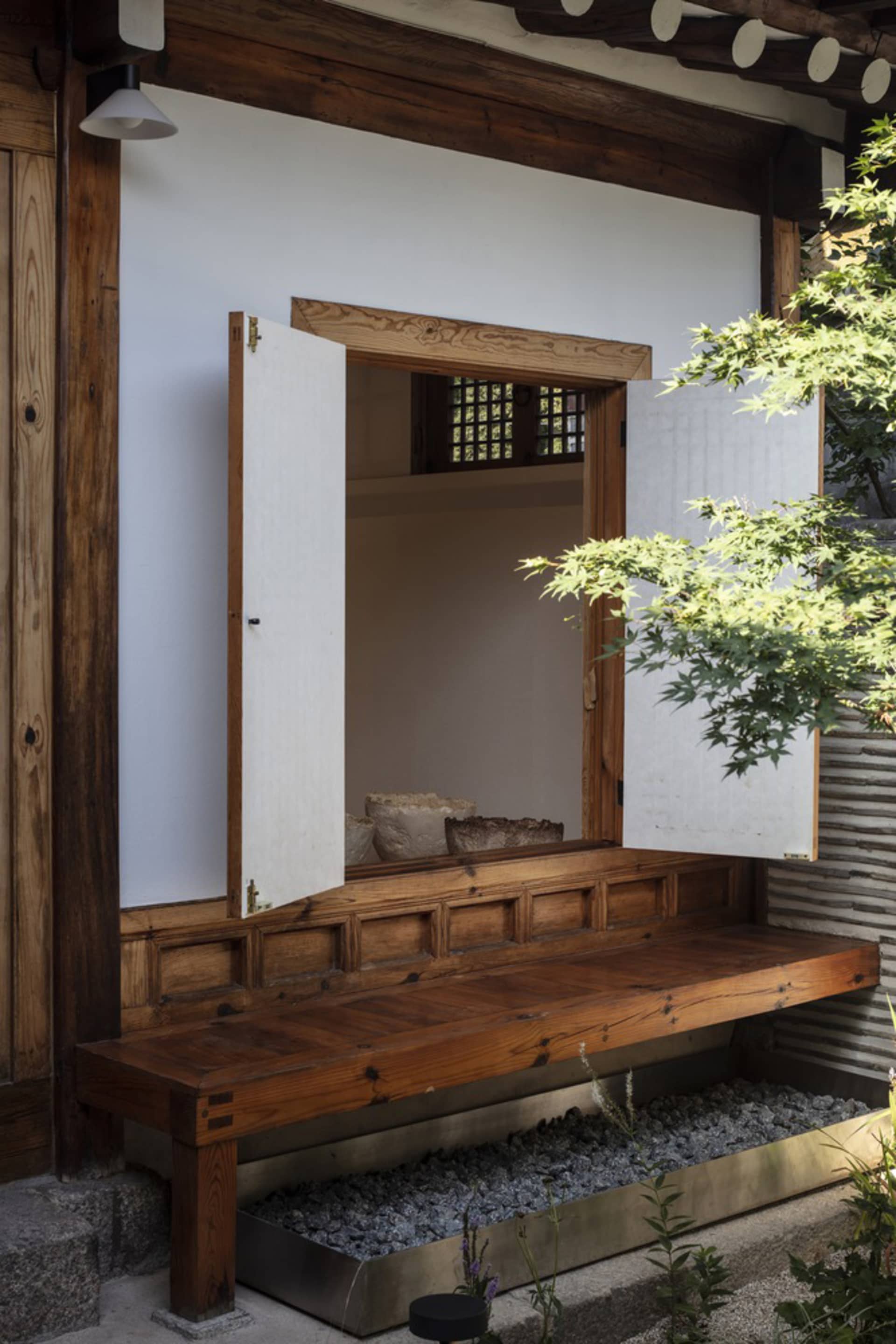 傳統韓式建築,展現木質元素與開放式戶外座位區,搭配植物點綴。