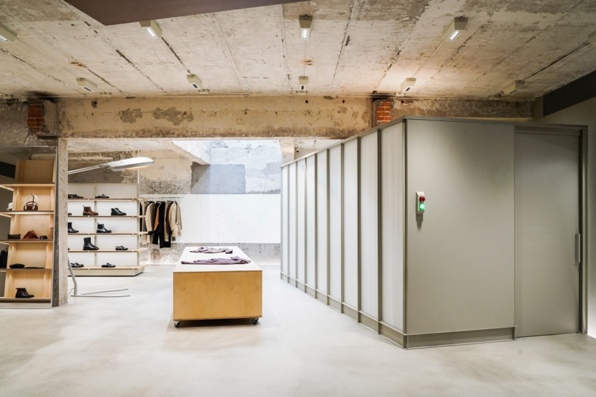 工業風零售展示間,混凝土牆面與地板,極簡設計