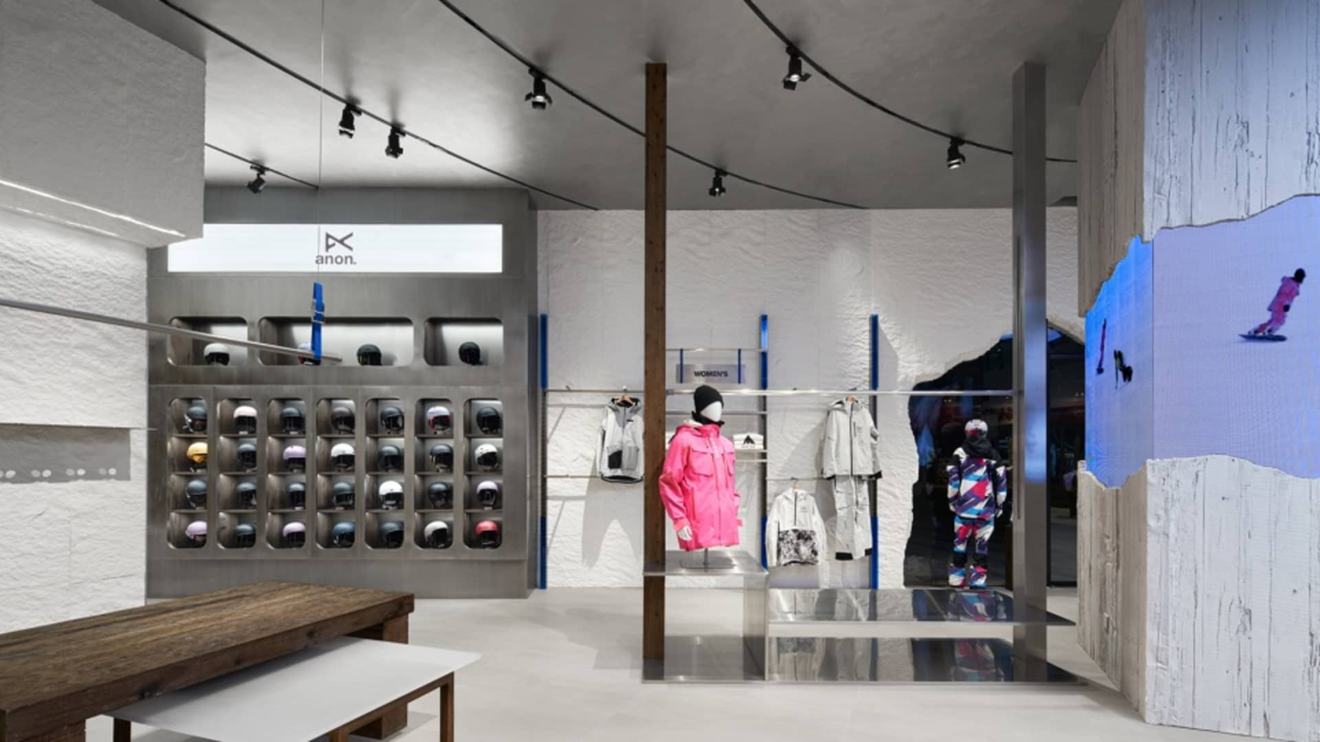現代零售店面採用工業設計元素,搭配金屬層架與混凝土表面。