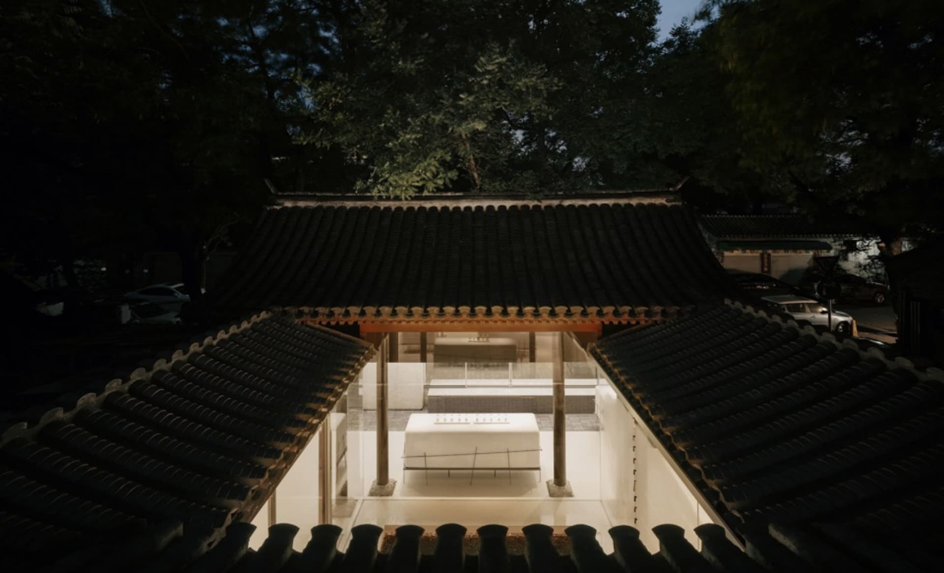 傳統日式茶屋擁有黑色瓦片屋頂與白色牆面,在黃昏時分被燈光照亮。