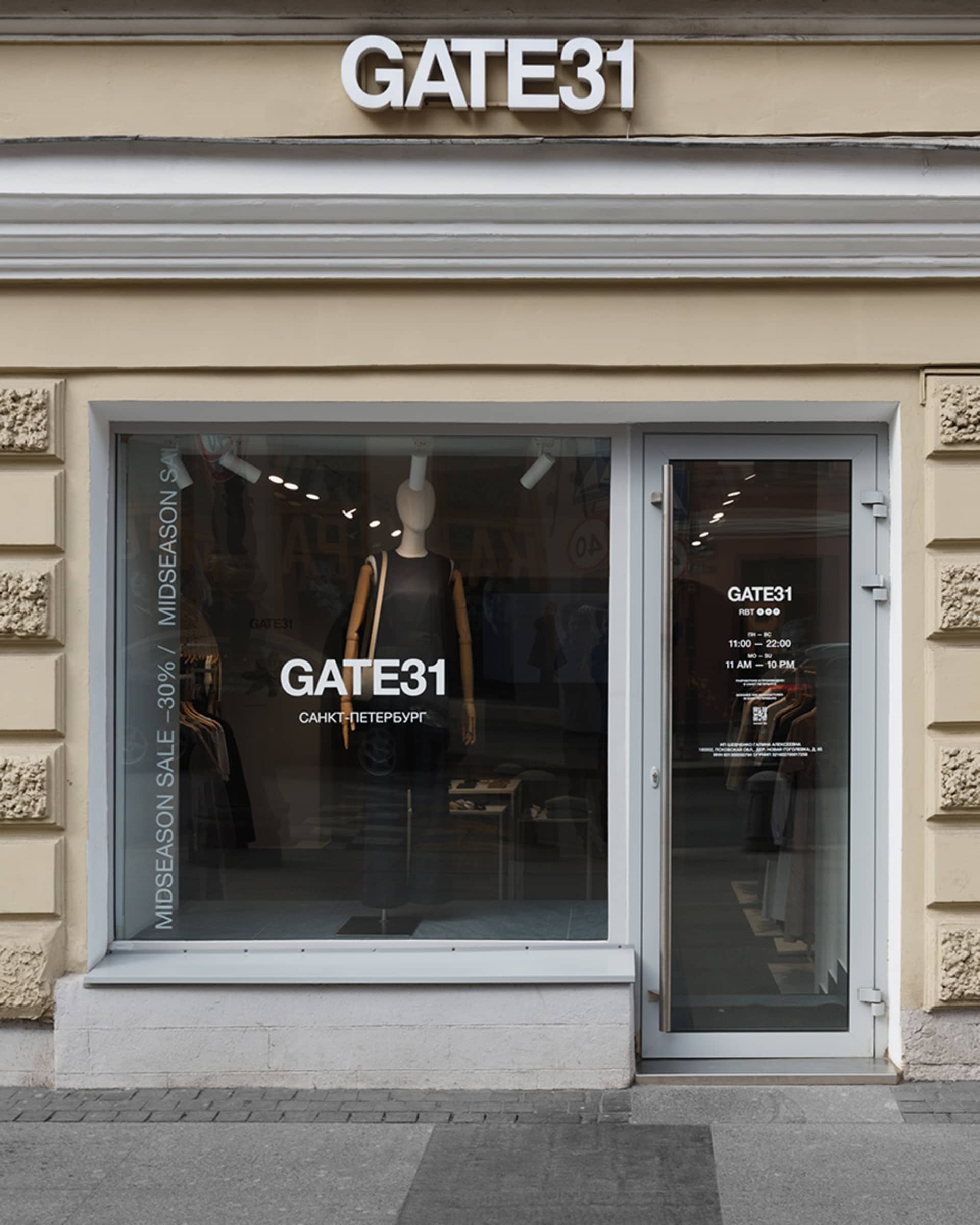Gate31 店面櫥窗展示人體模特兒身上的服裝商品。