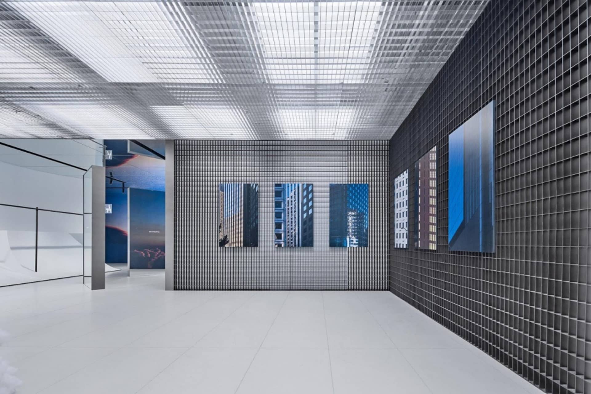 現代藝術展覽空間,展現金屬格柵牆面與面板。