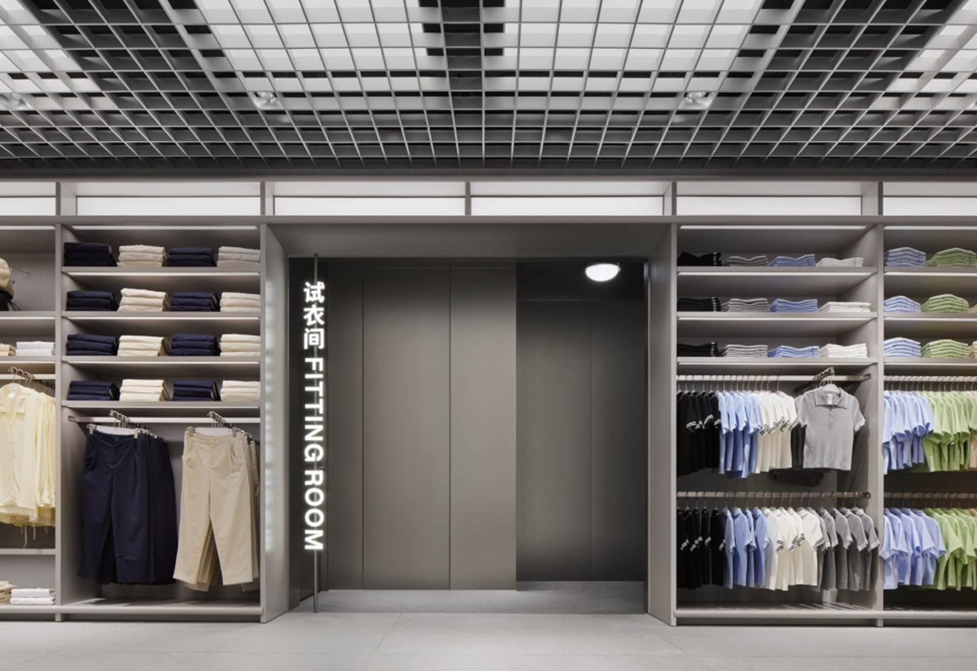 極簡服飾店採用金屬飾面，並設有試衣間標示。