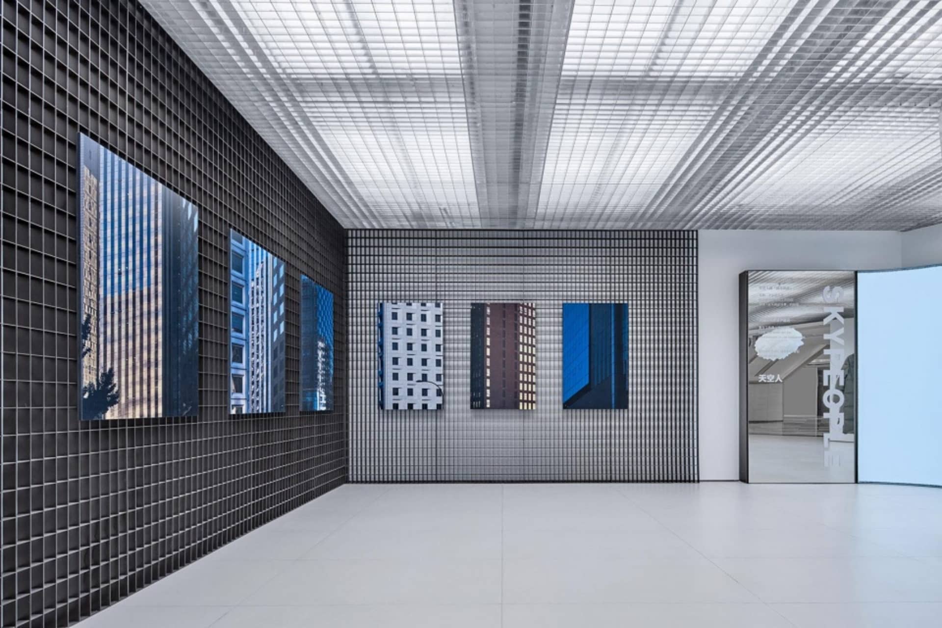 現代室內設計，強調金屬與玻璃材質