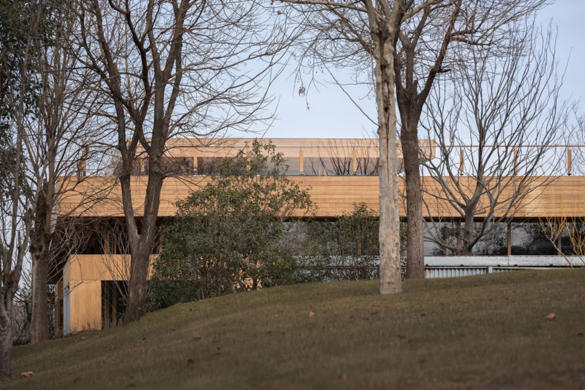 以木、玻璃與金屬材質打造的現代住宅建築