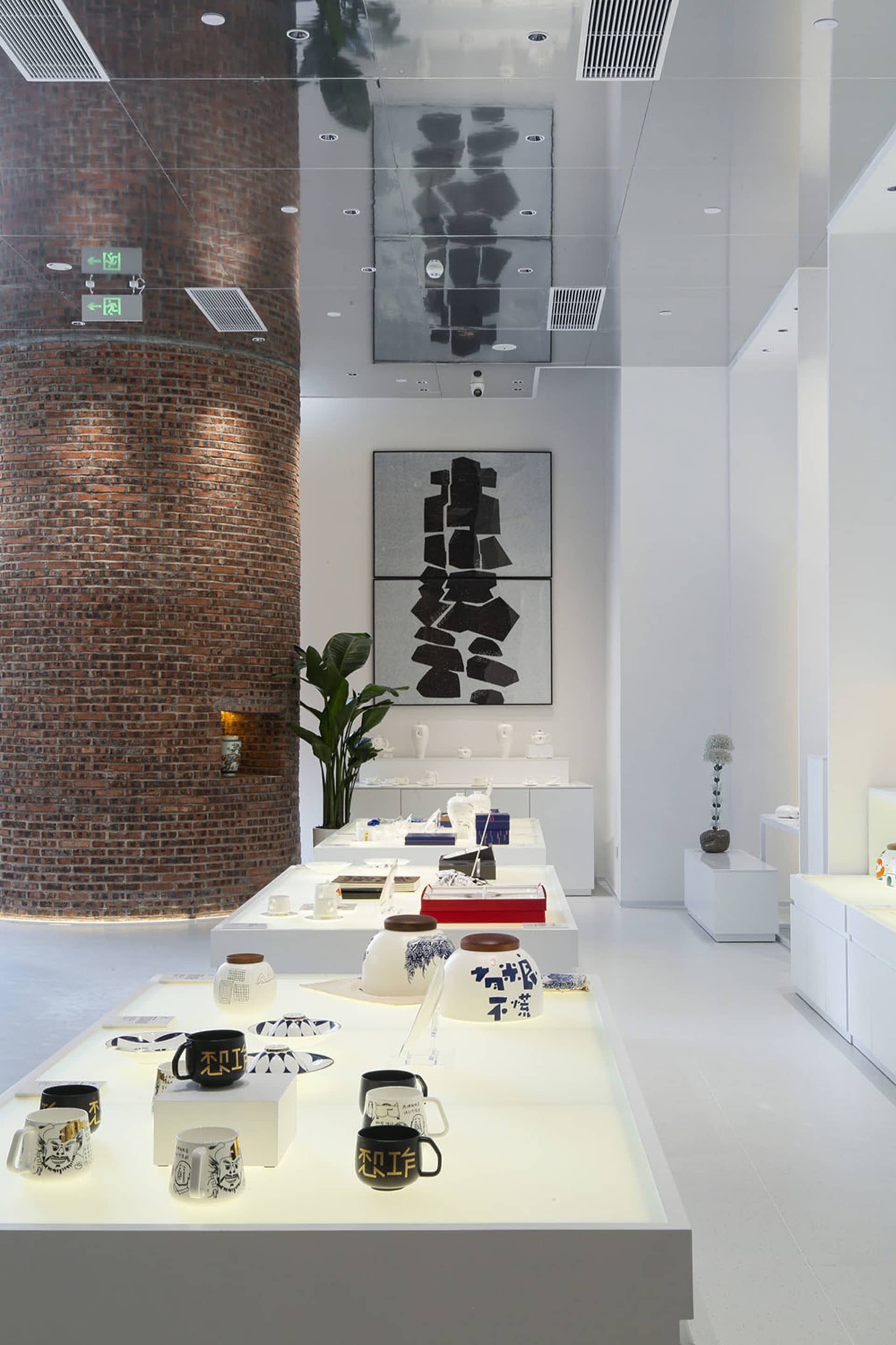 Modern retail shop display with white brick walls and concrete accents, showcasing innovative design elements.