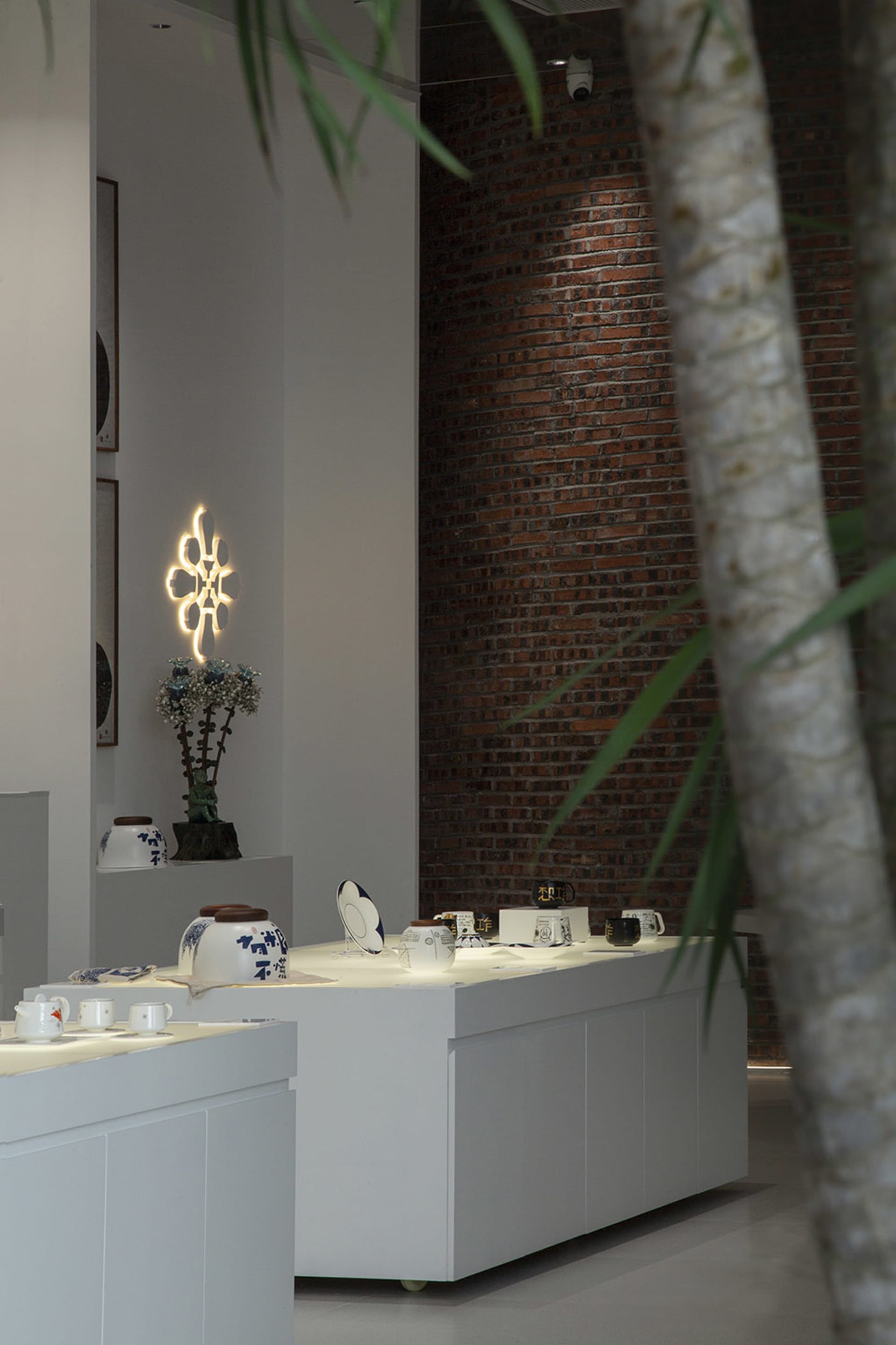 現代零售店面展示陶瓷器於貨架上。