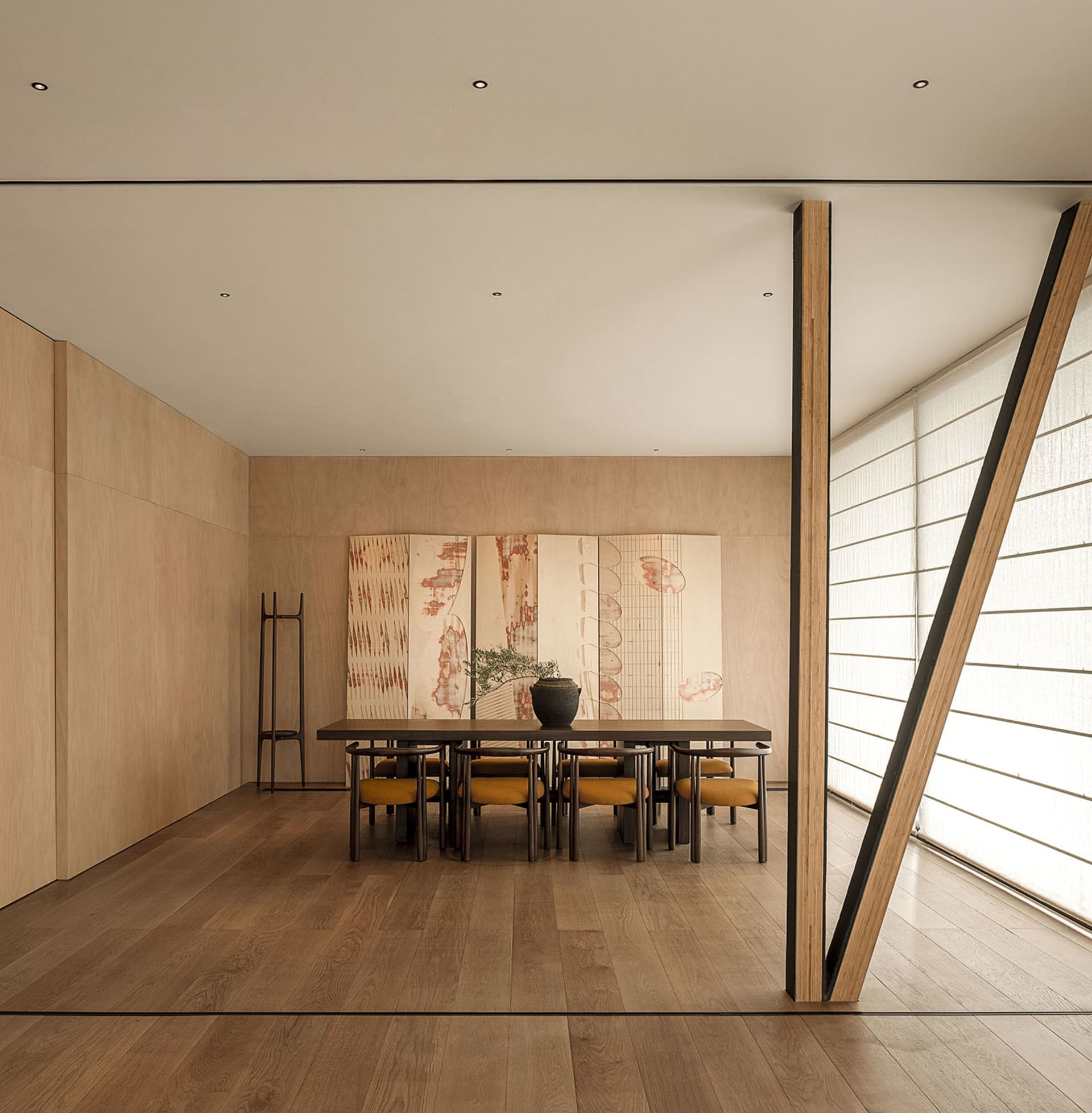 現代餐廳內擺放木質餐桌與餐椅,呈現簡約設計美學。