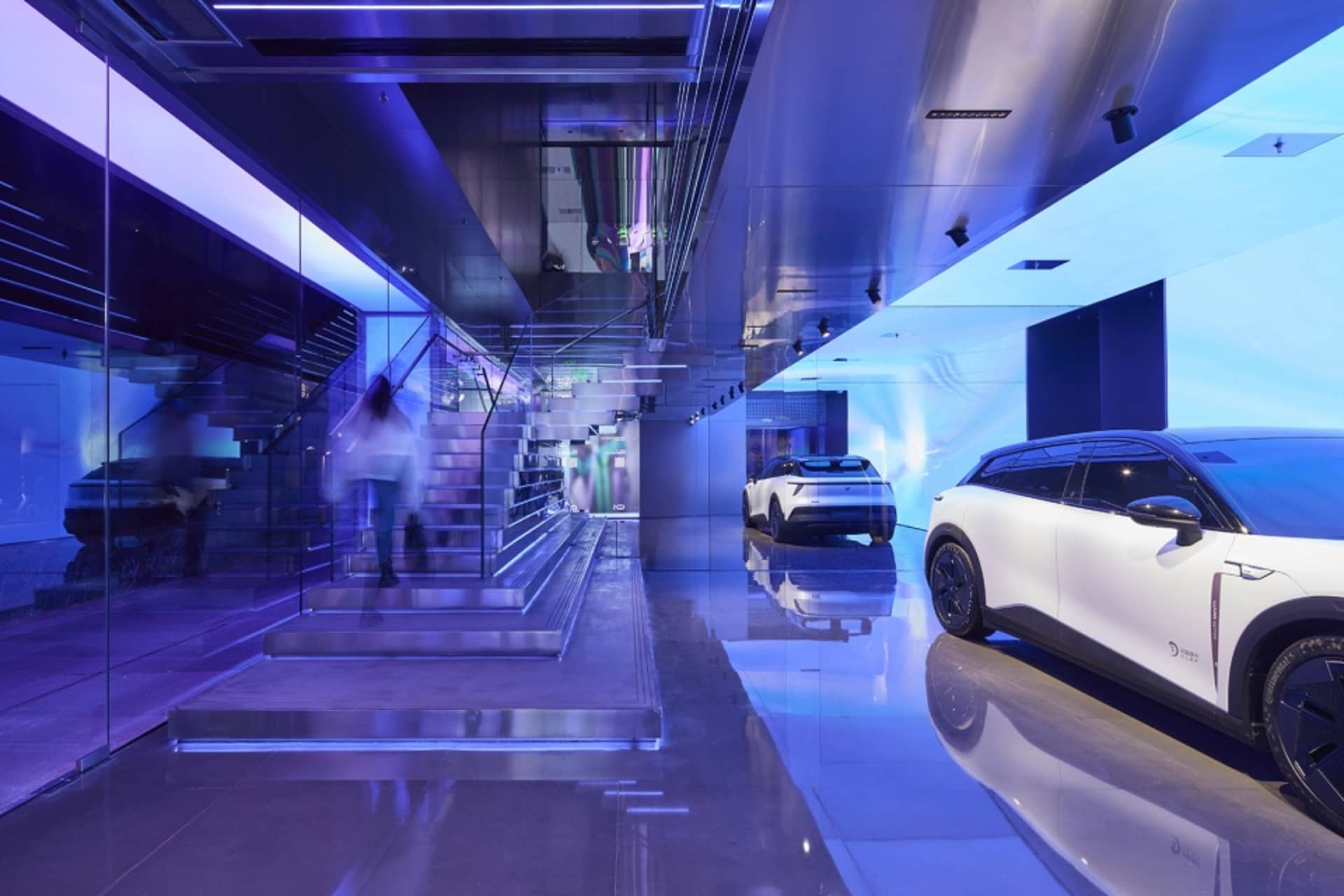 汽車展覽展示玻璃與金屬材質的現代內裝。