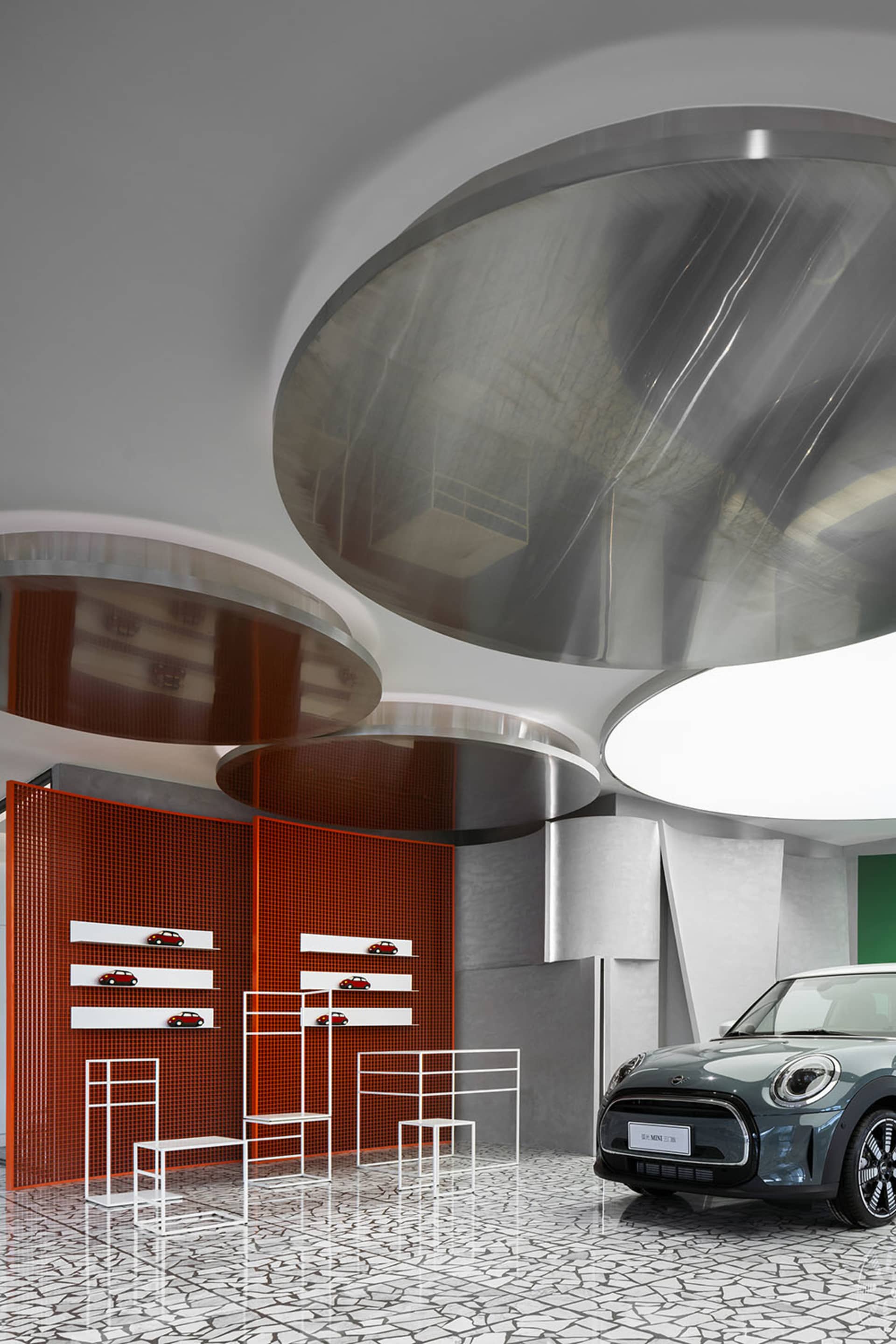 現代汽車展示間,設有金屬展示架,展示一輛灰色汽車