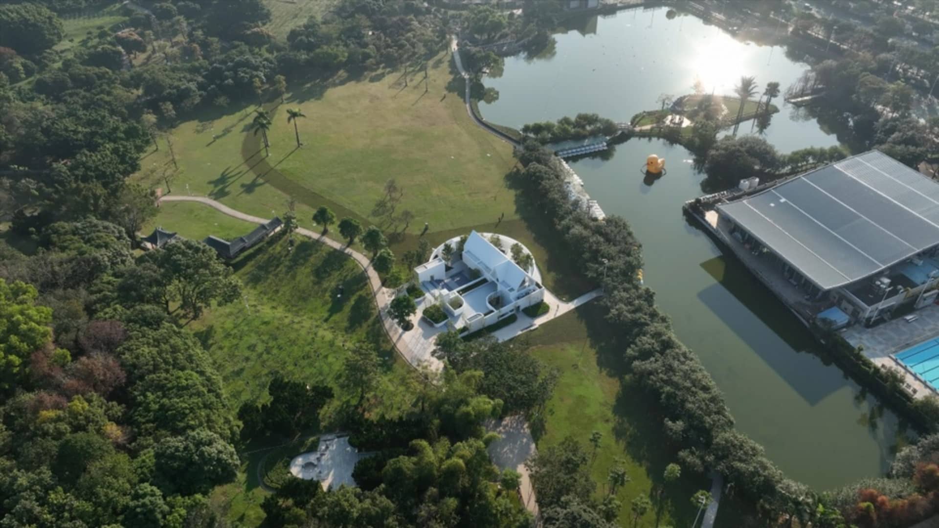 俯瞰公園亭台、綠意與水景及構築物