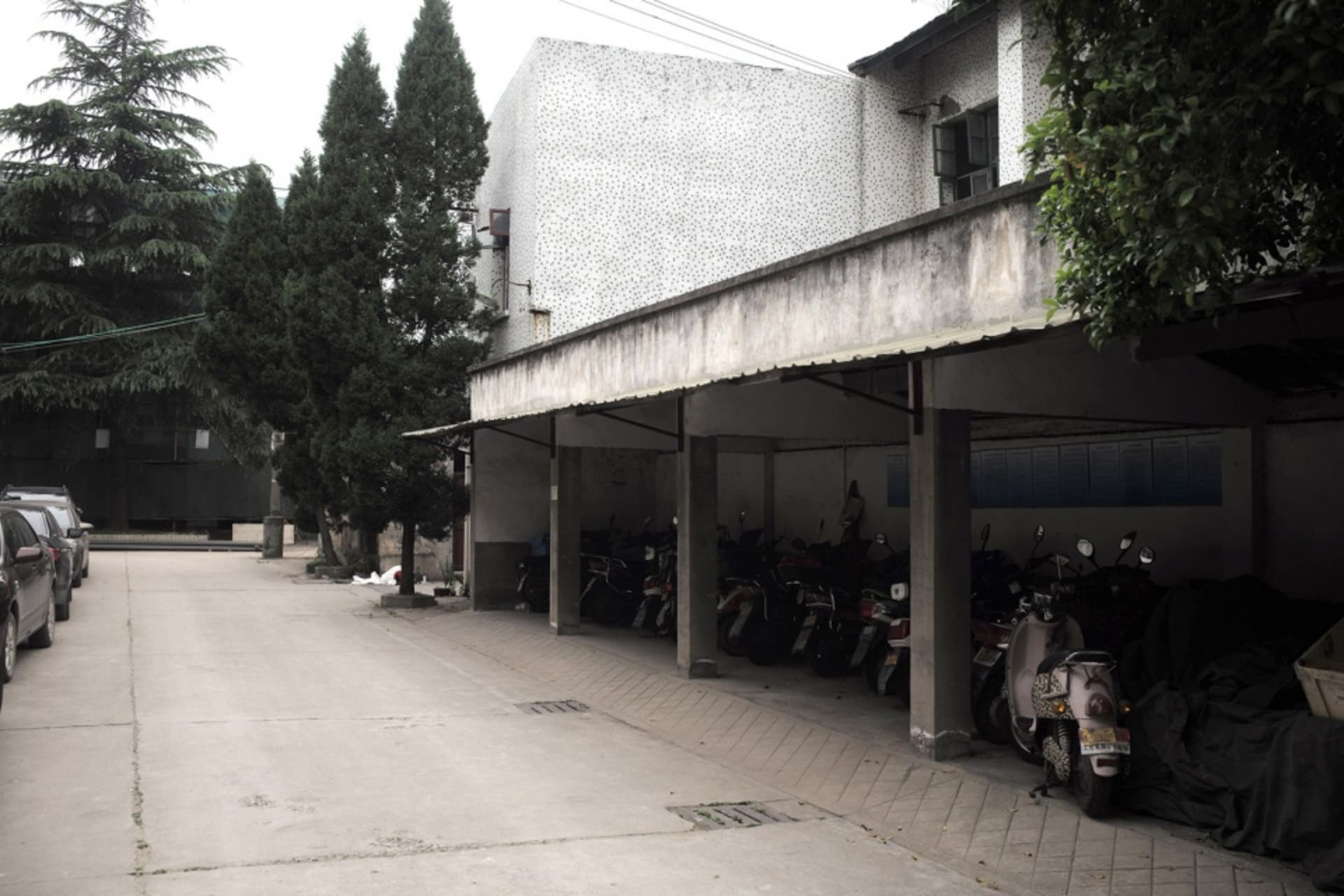 工業建築外觀,混凝土牆面搭配大型遮棚。