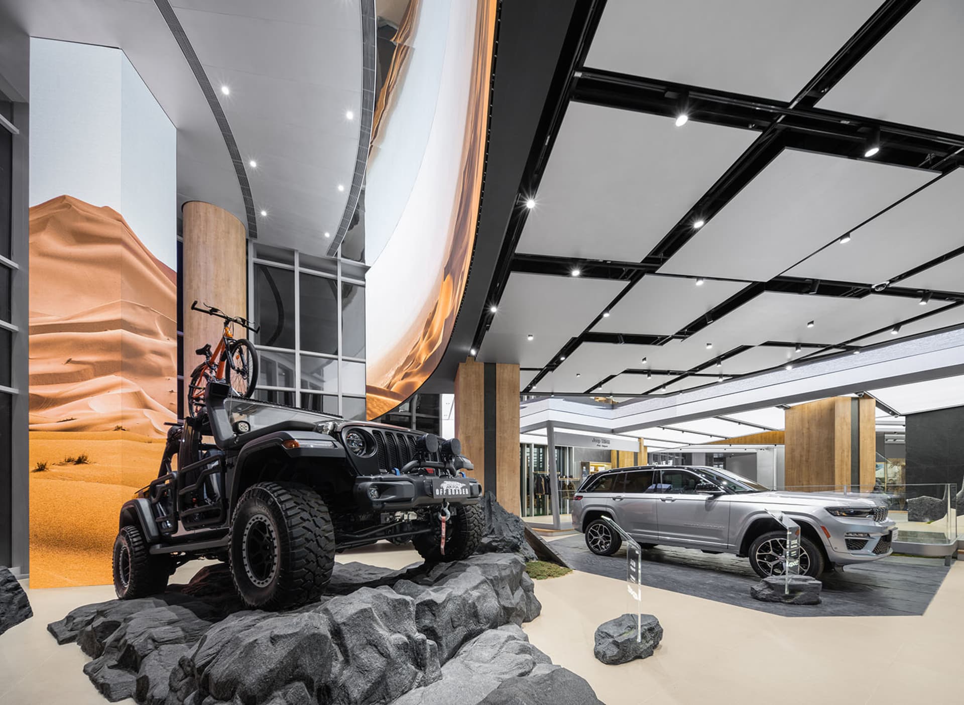 Jeep 車輛陳列於工業風格展示間,搭配混凝土地板與金屬結構。