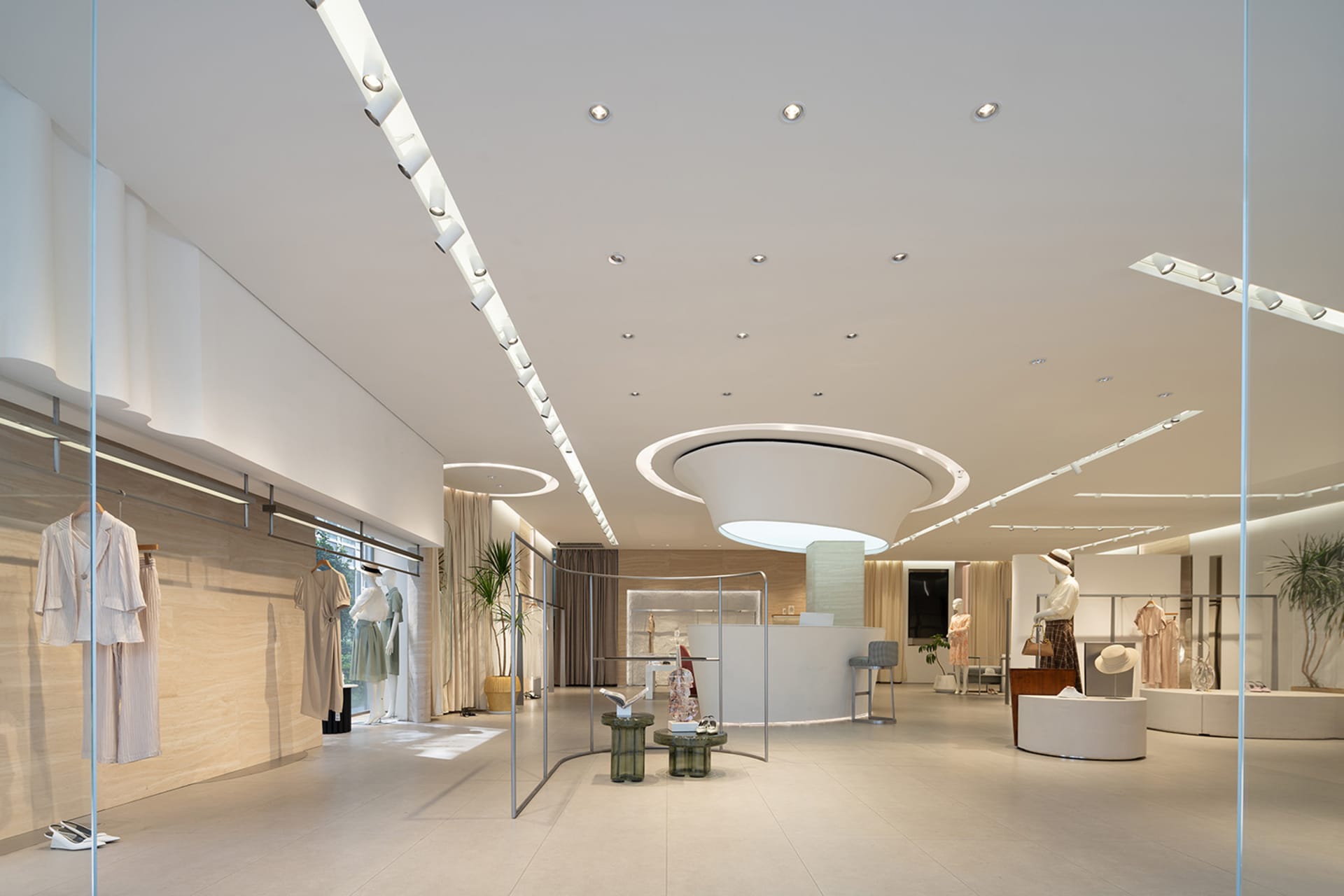 一間採用現代設計的極簡零售店,擁有中性色調與俐落線條。