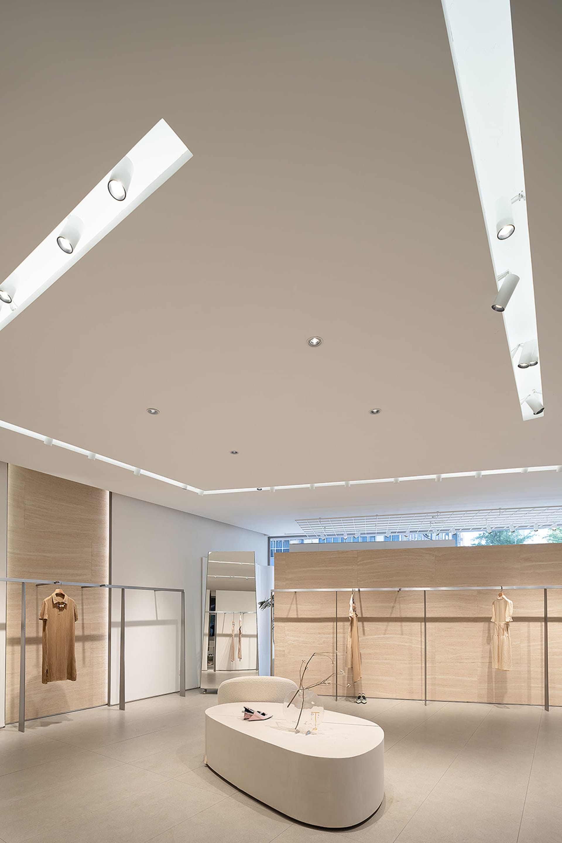 現代零售店內有服裝展示架、簡約裝飾與中性色調。