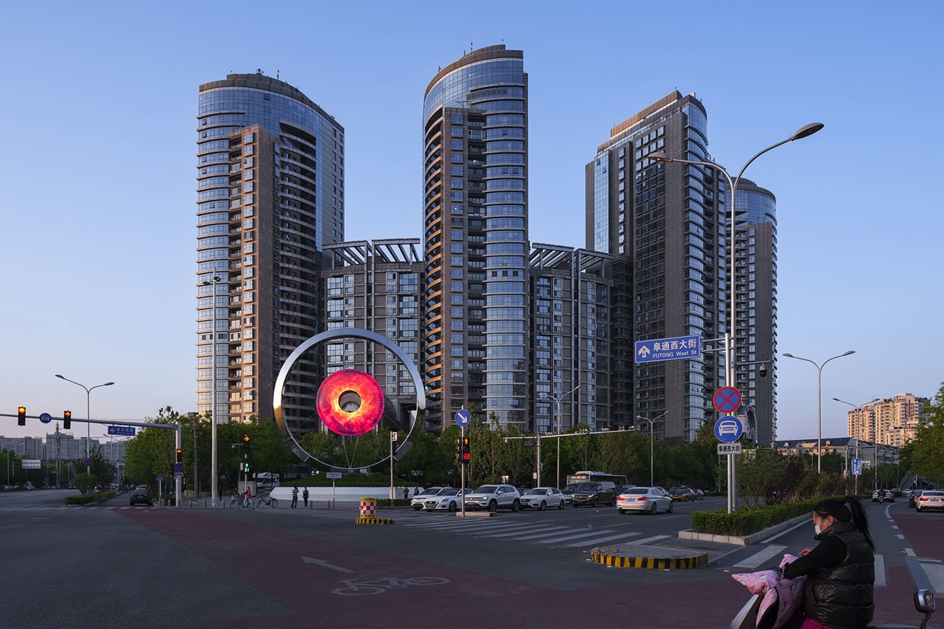 黃昏時分的現代玻璃大樓城市景觀