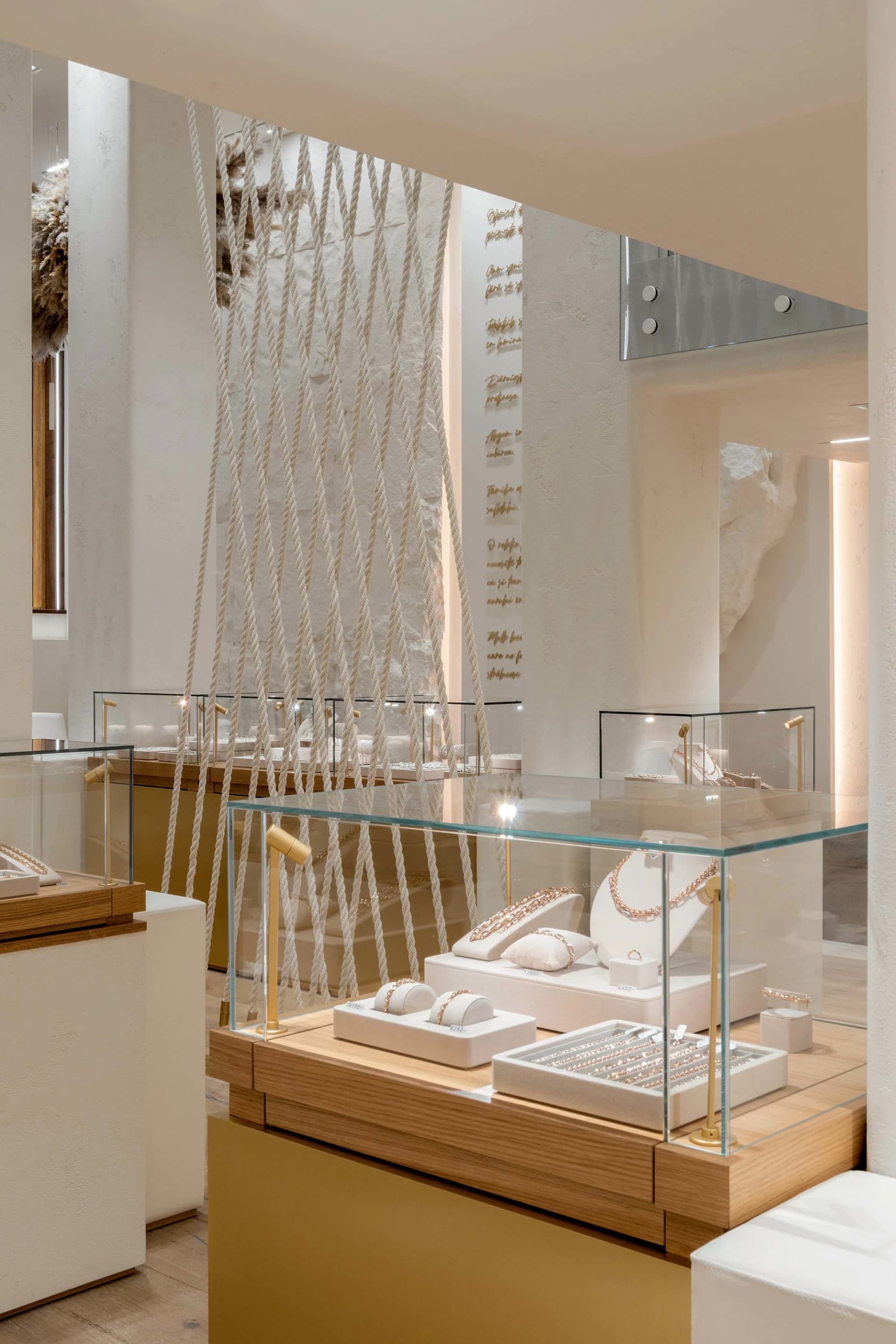 一間現代珠寶店,展示玻璃櫃、木質層板與金屬點綴。