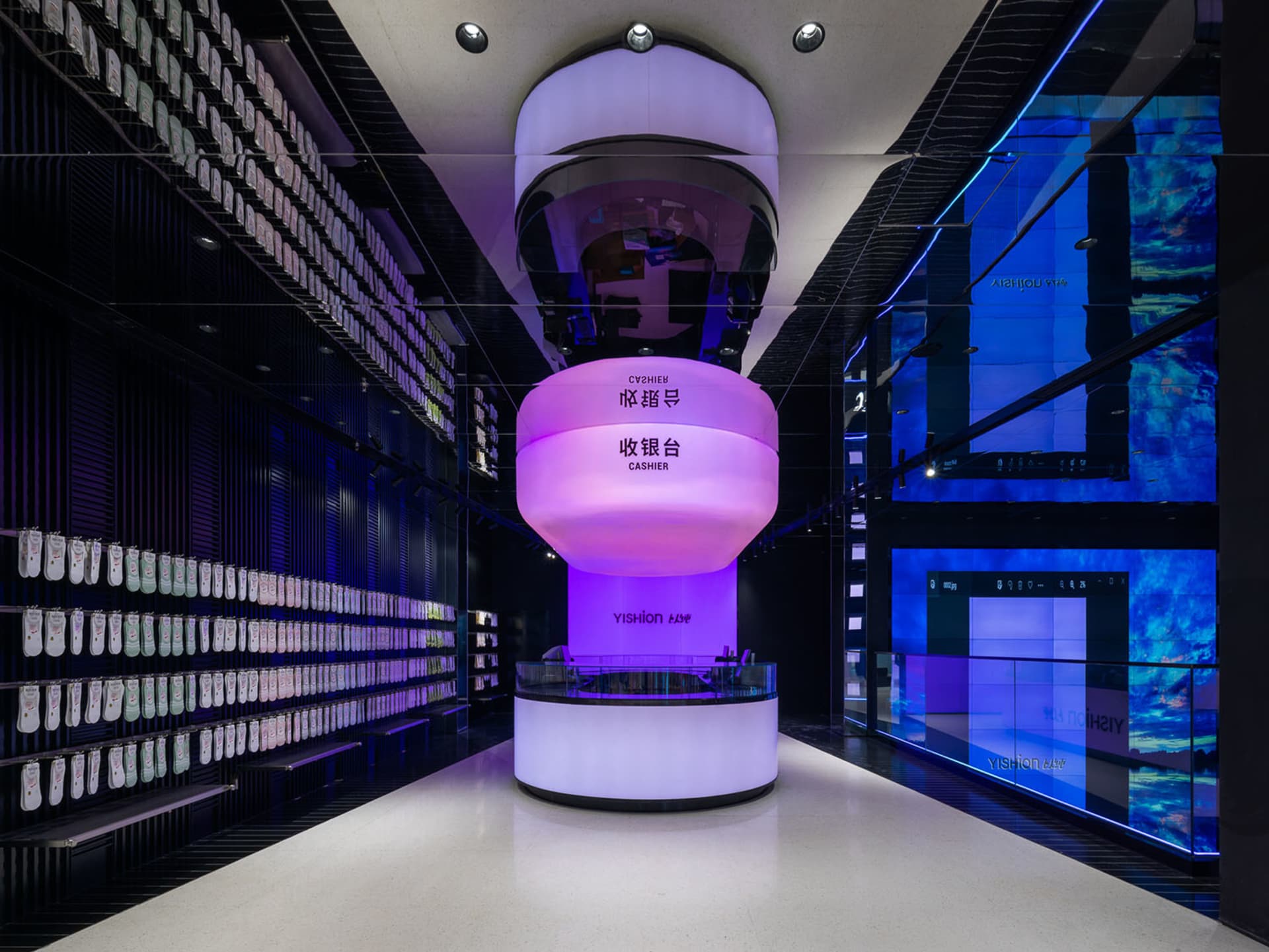 現代零售空間中一張被燈光照亮的收銀台