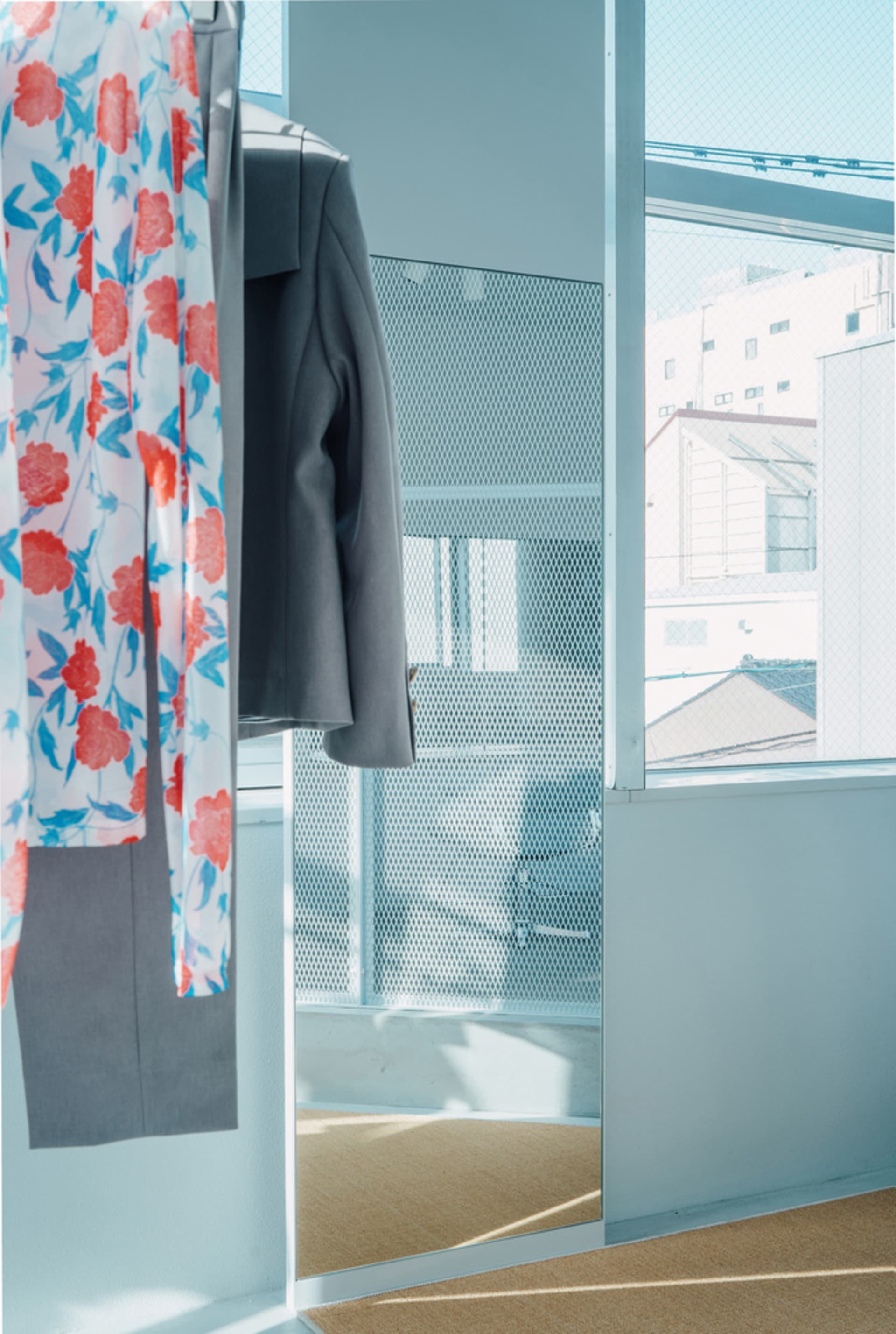 現代室內服裝展示,牆上懸掛著花卉布料。