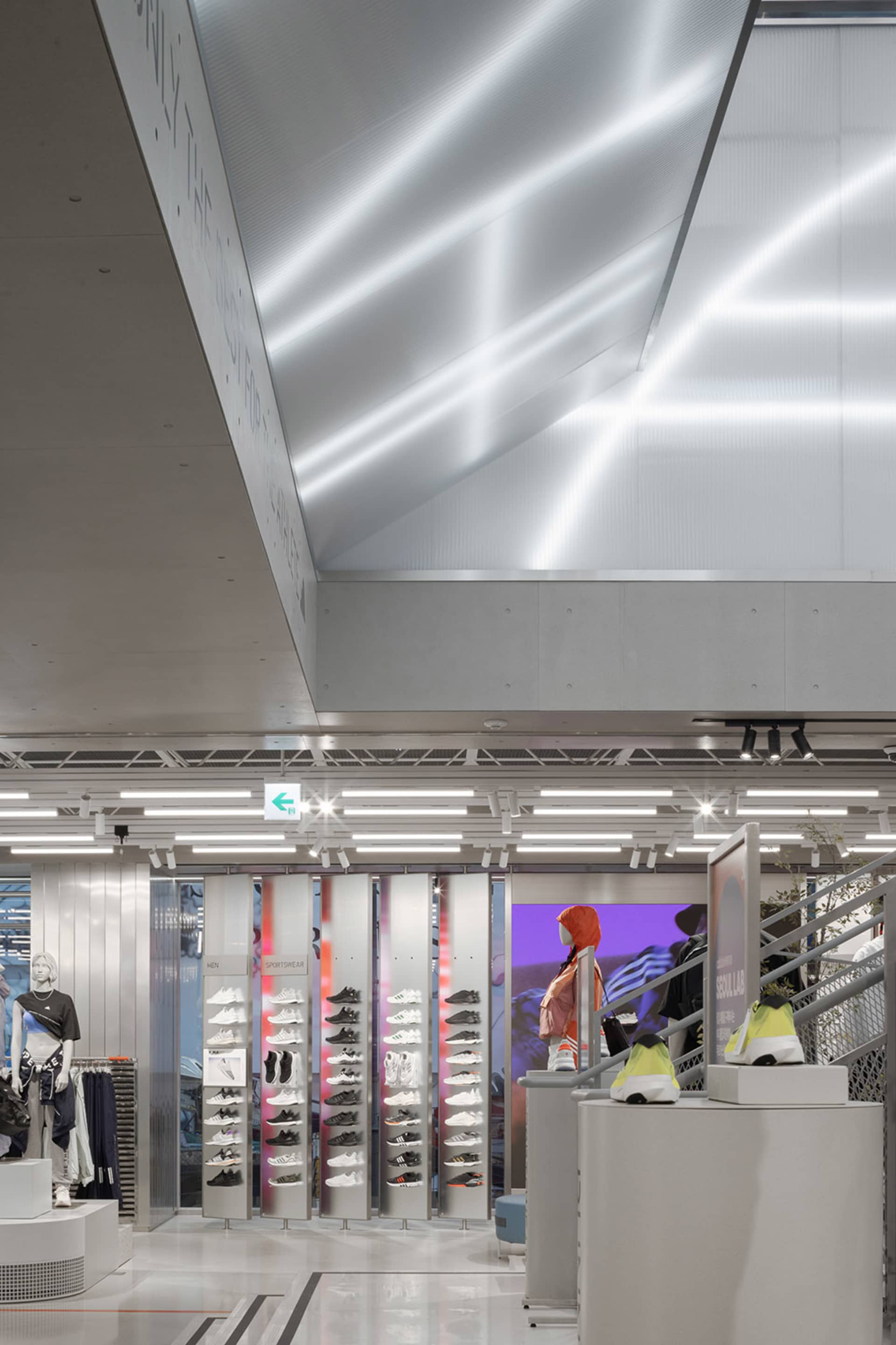 現代零售店展示金屬鞋品陳列區。