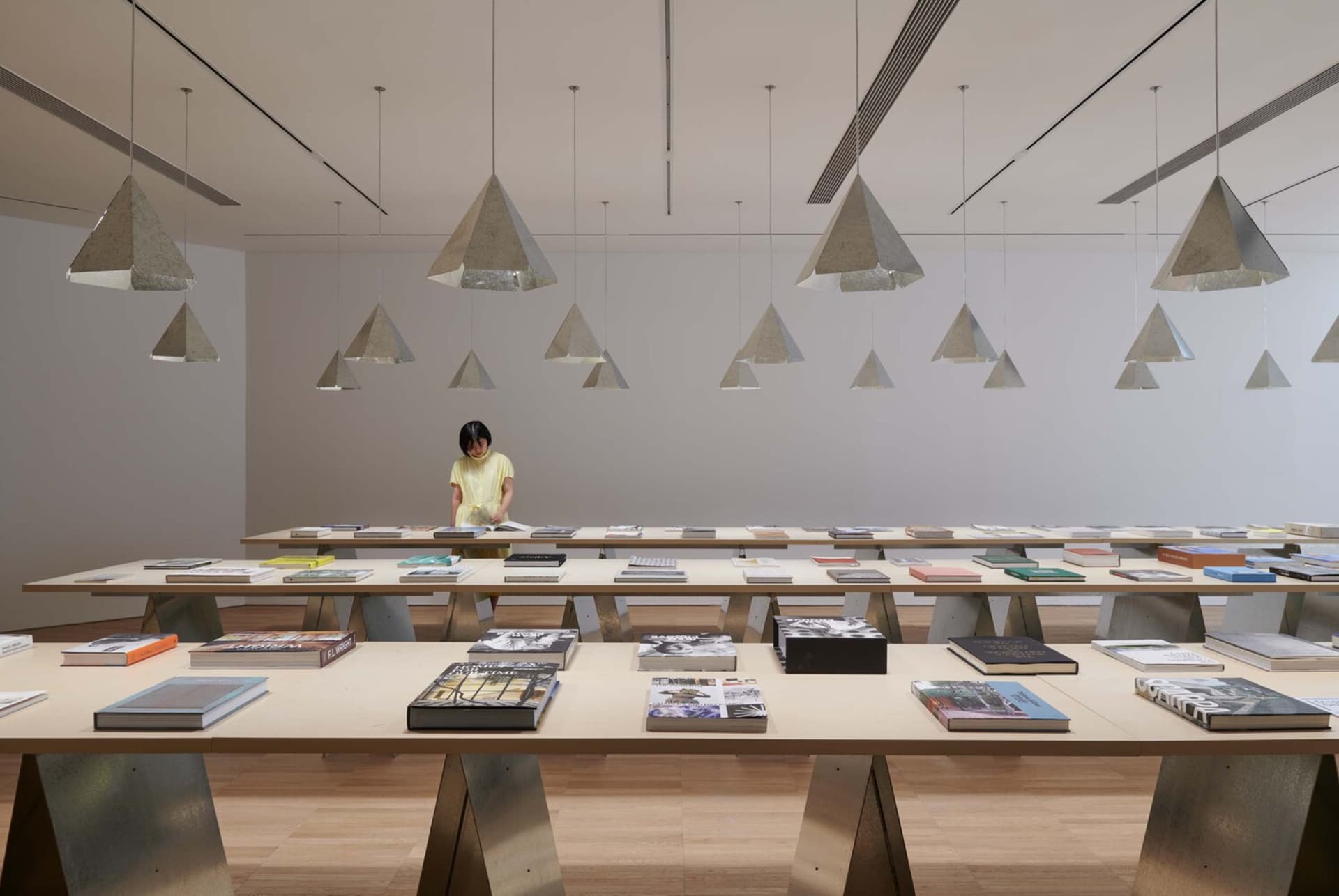 現代店面展示書籍陳列。