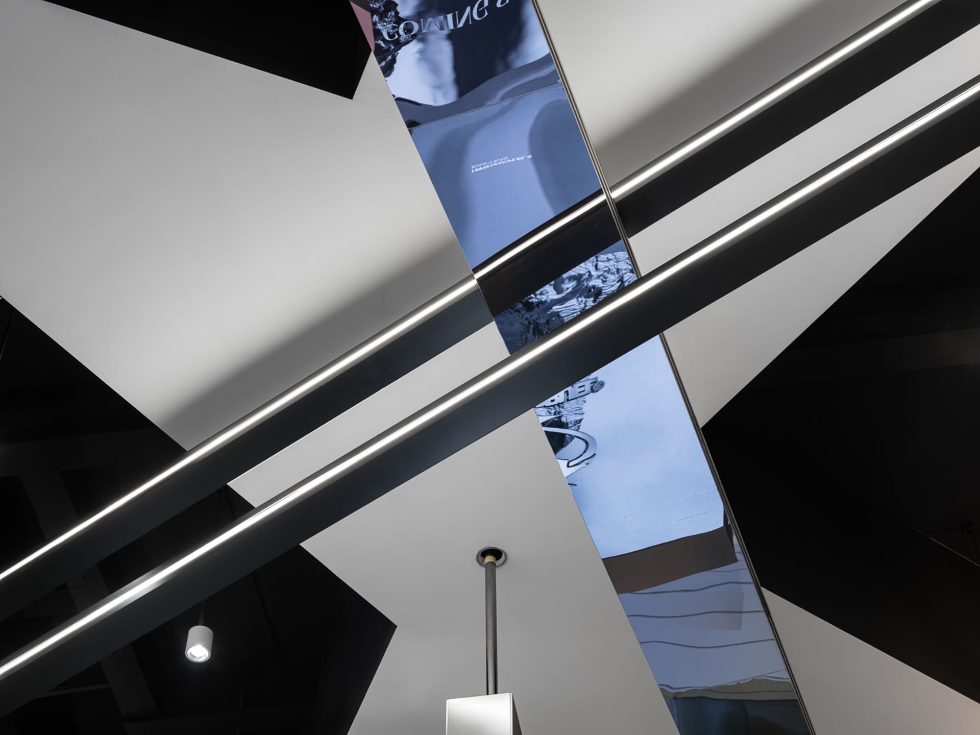 現代室內設計，融入金屬框玻璃元素。