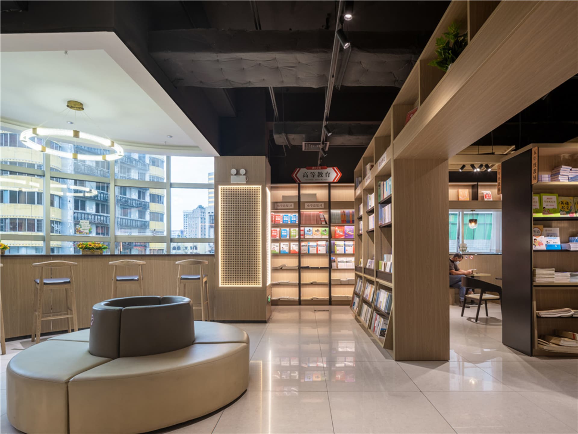 現代圖書館室內,鋪設白花崗岩地板,搭配混凝土牆面,享有都市景觀與白色照明。