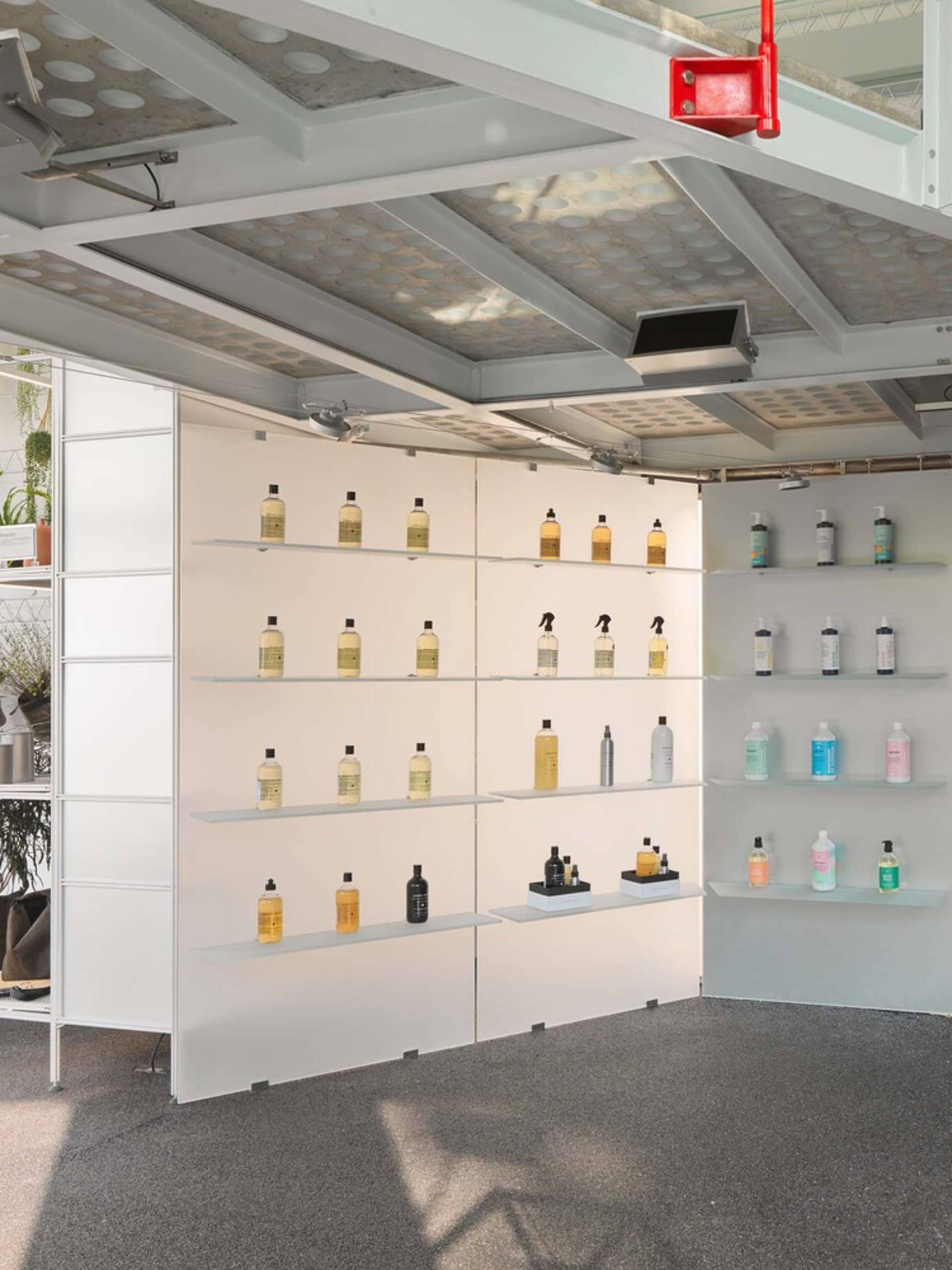 白色塗裝外牆與燈具照明的零售店面。