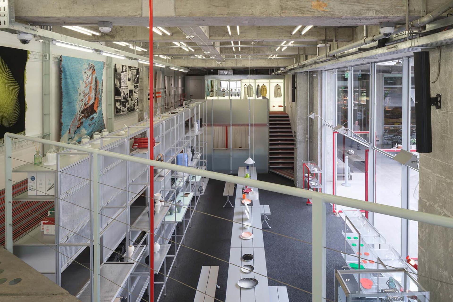 工業風零售空間，展示金屬貨架與各式陳列商品。