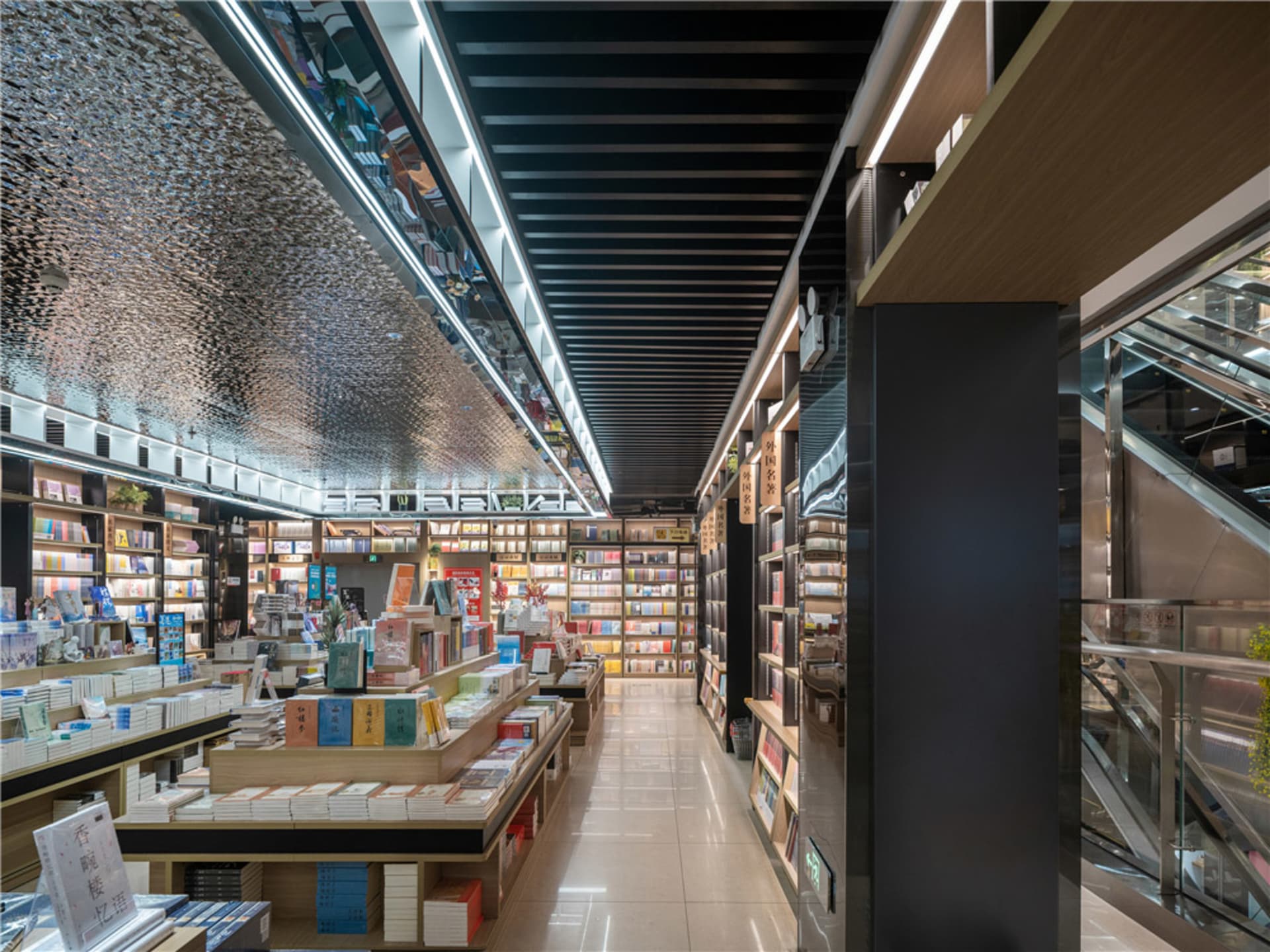 現代零售書店玻璃牆的室內視圖。