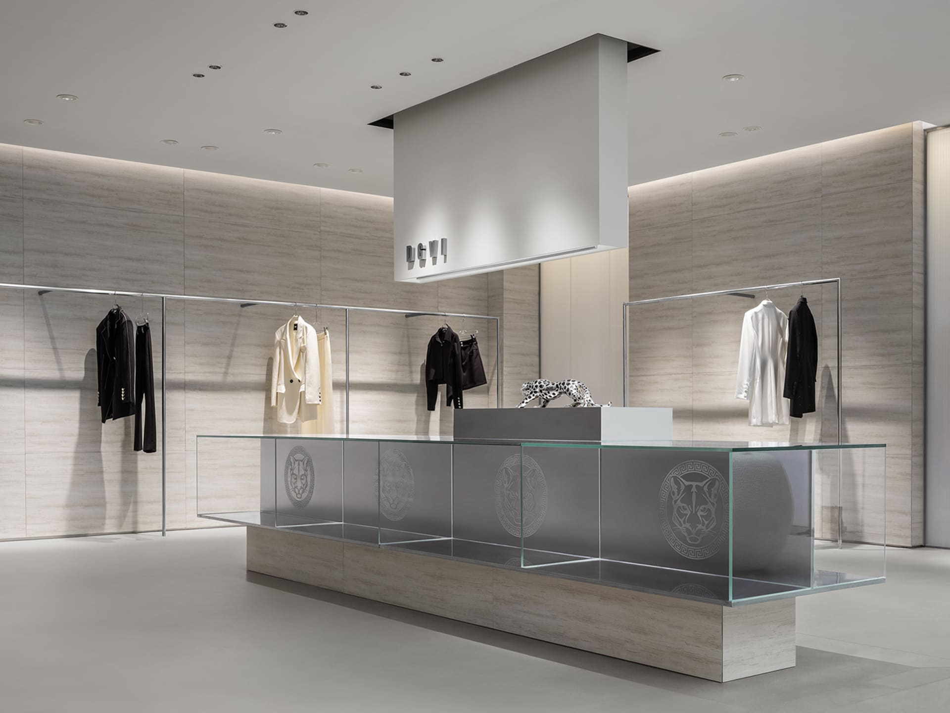 現代零售店內設有玻璃櫃台，展示服裝與配件。