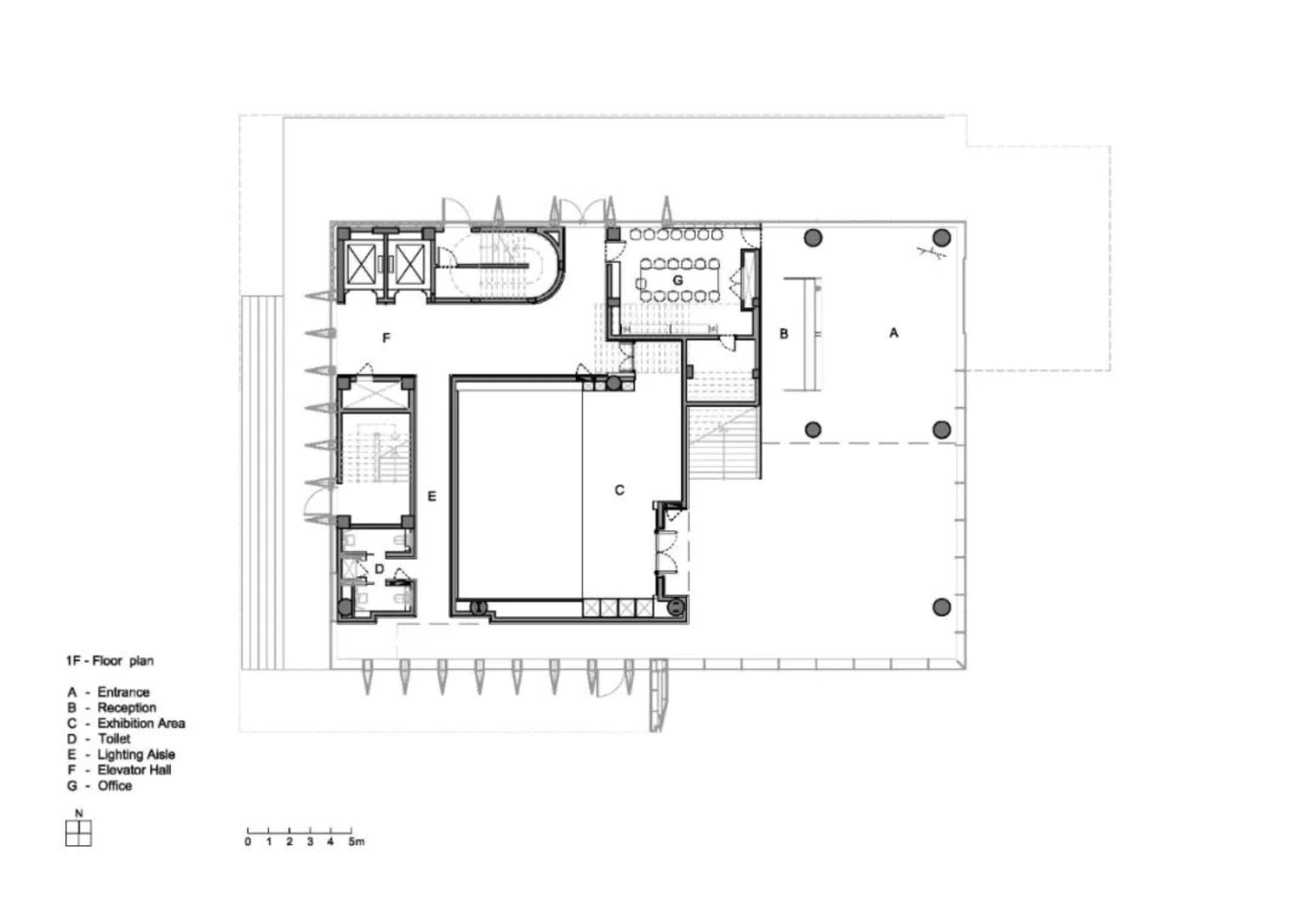 展覽中心室內採用鋼材與玻璃材質