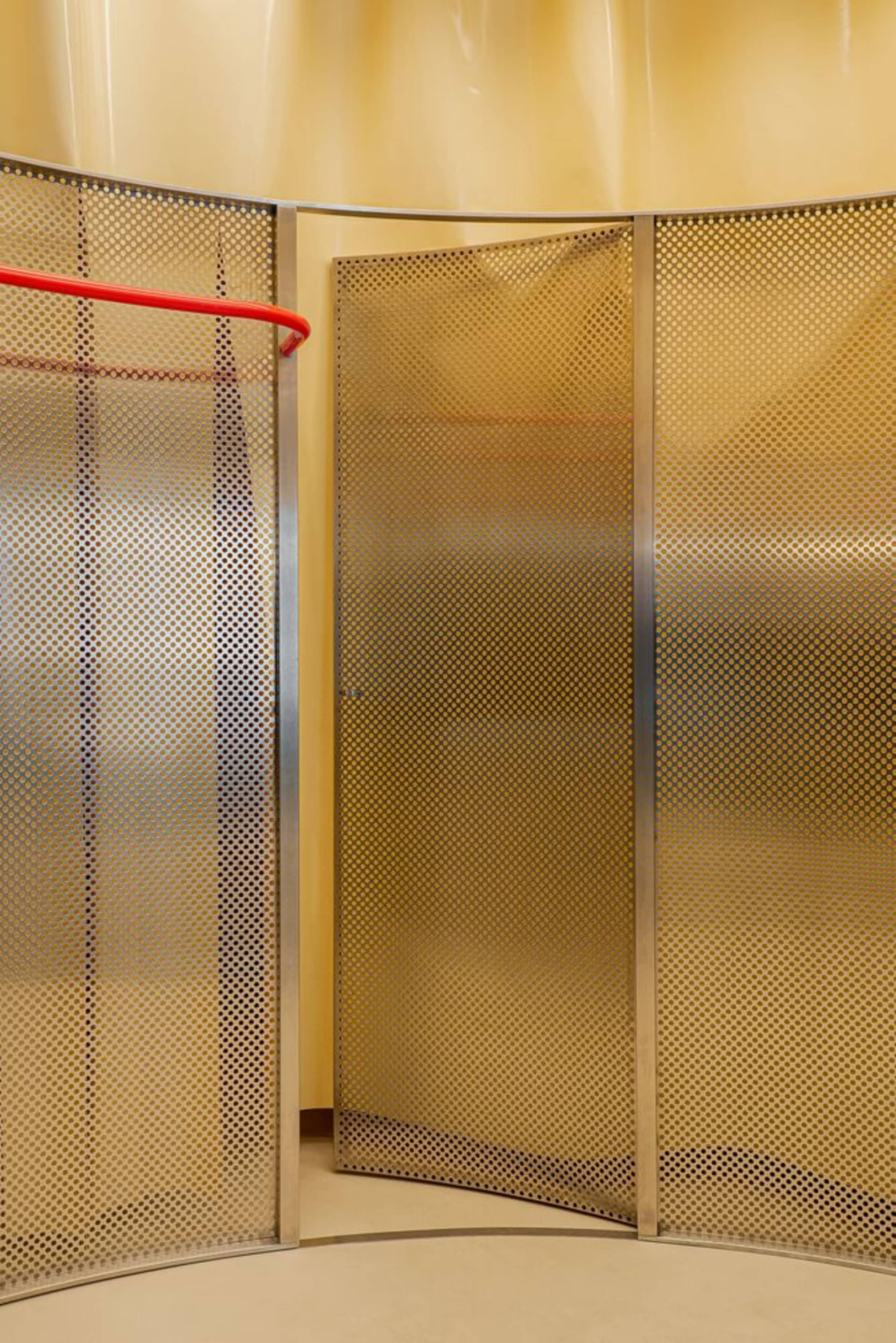 現代室內空間,展現金屬穿孔板材質。