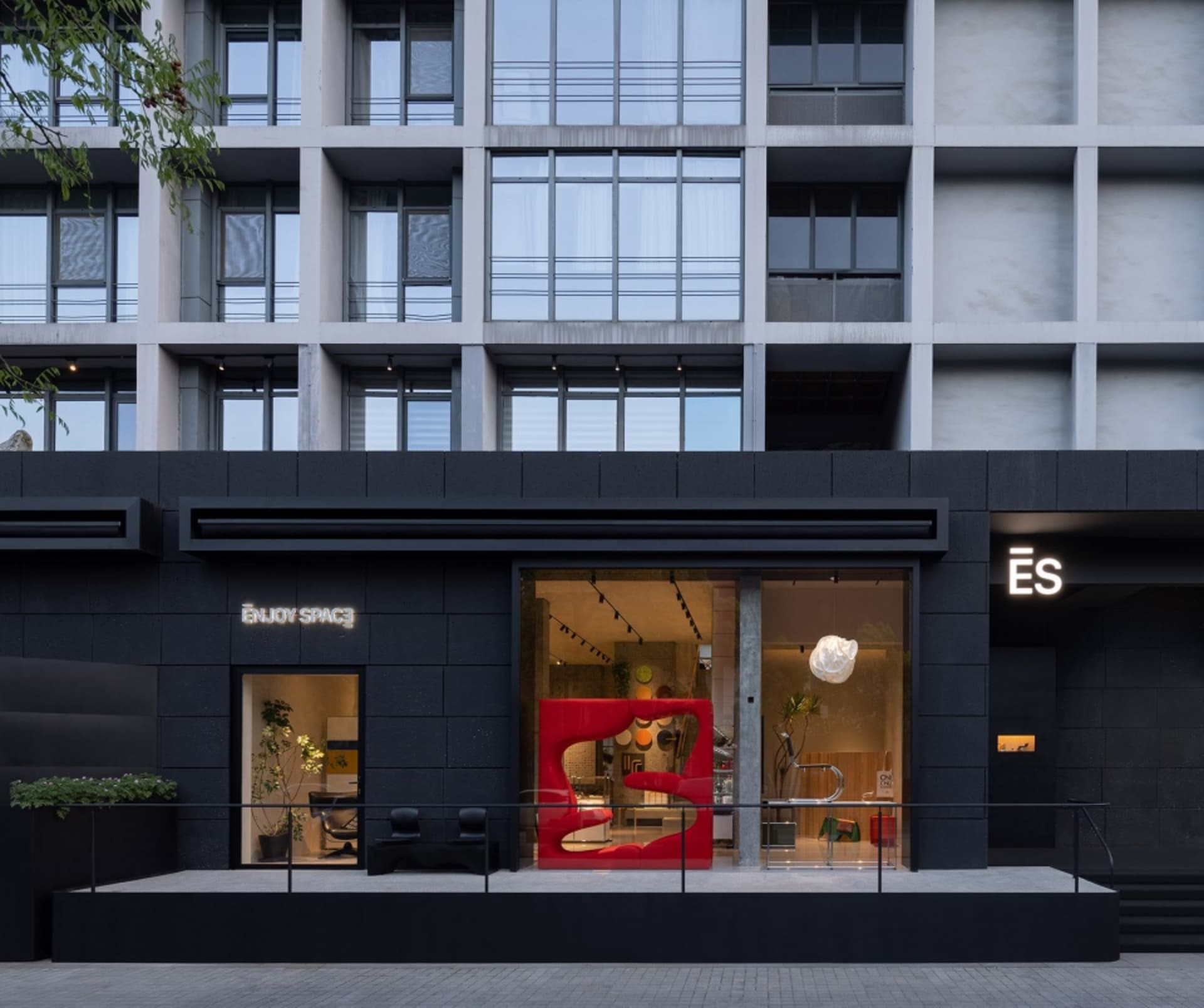 現代零售店面，採用黑色混凝土極簡設計。