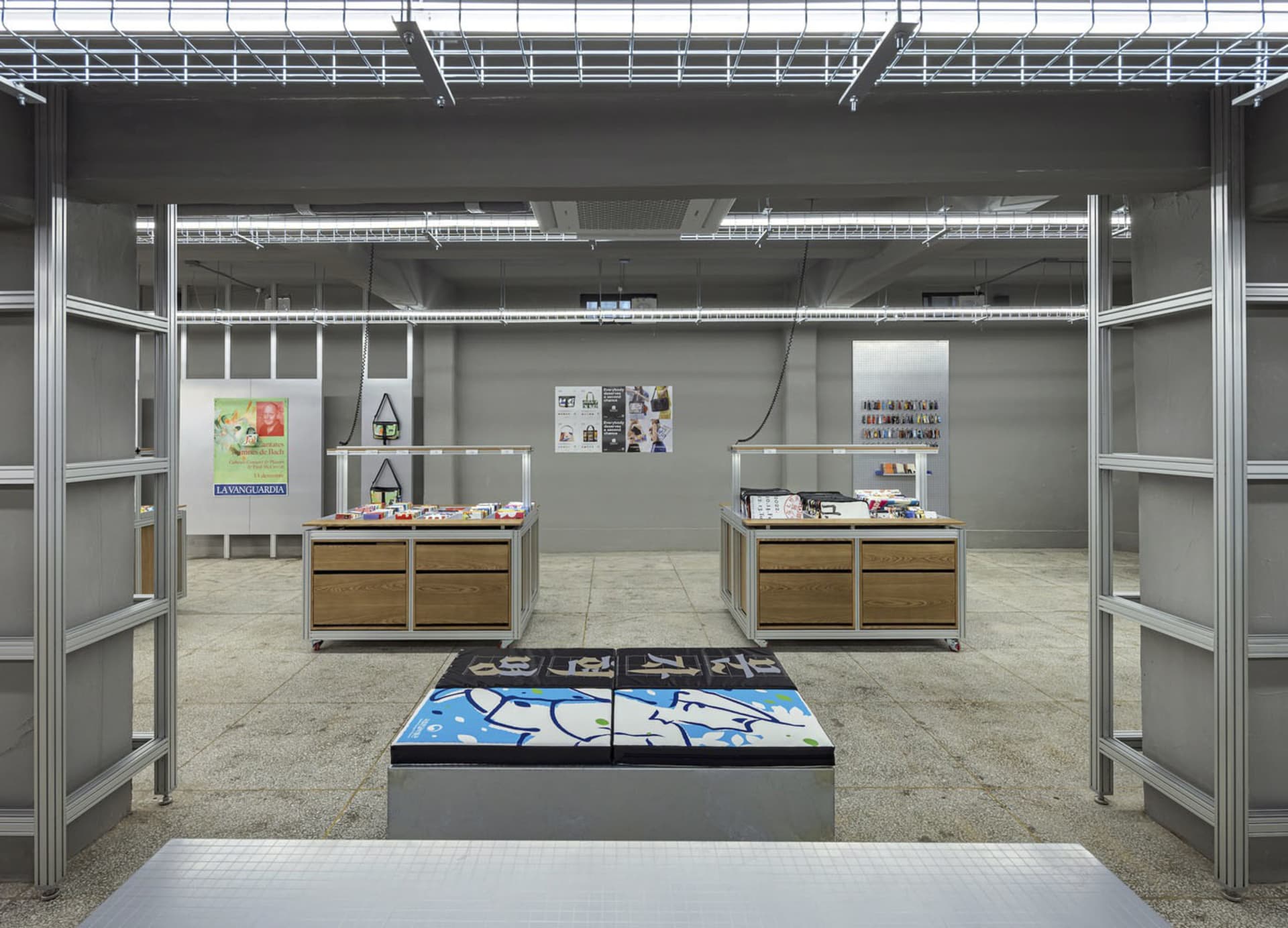 工業風零售空間，設有金屬層架、木質展示台，架上陳列商品。