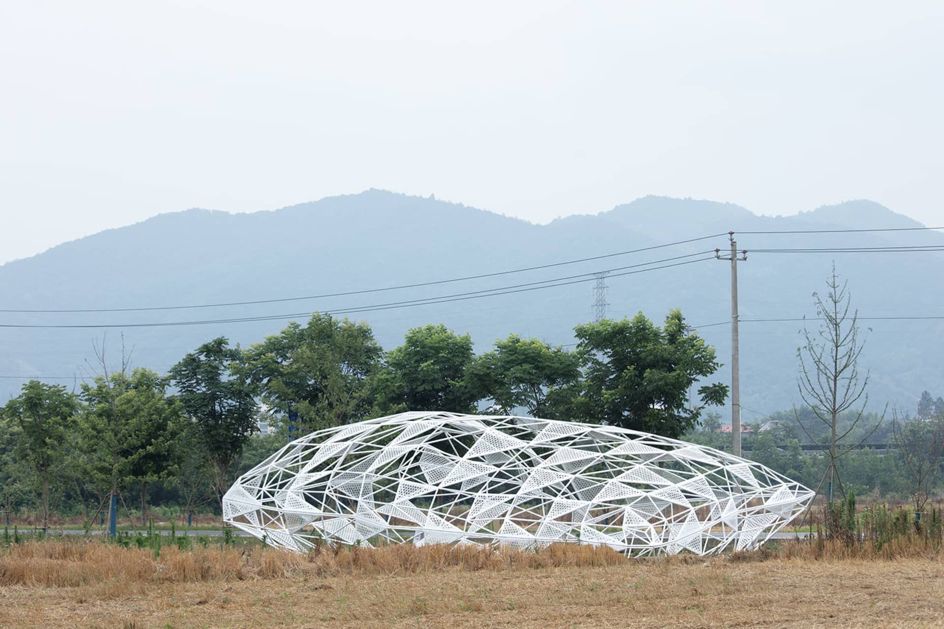 一座由白色幾何格柵構成的現代建築結構
