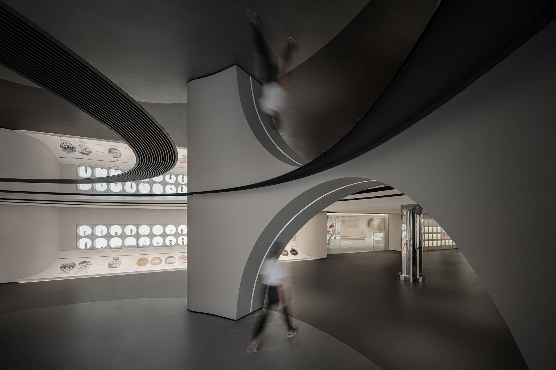現代藝術博物館擁有曲線牆面以及混凝土與鋼材的建築元素