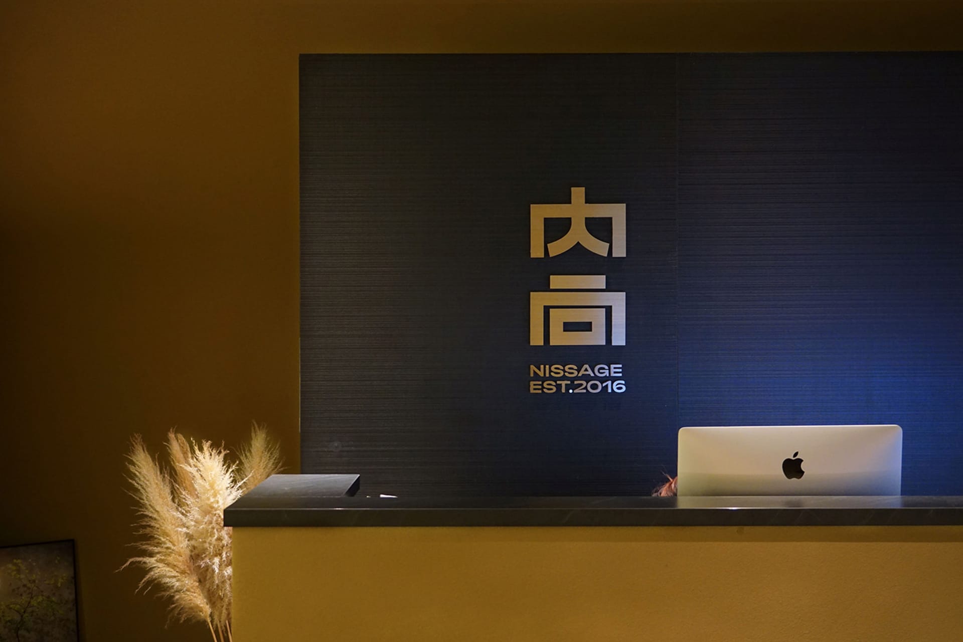簡約接待桌採用黑色金屬桌面,呈現時尚當代設計。