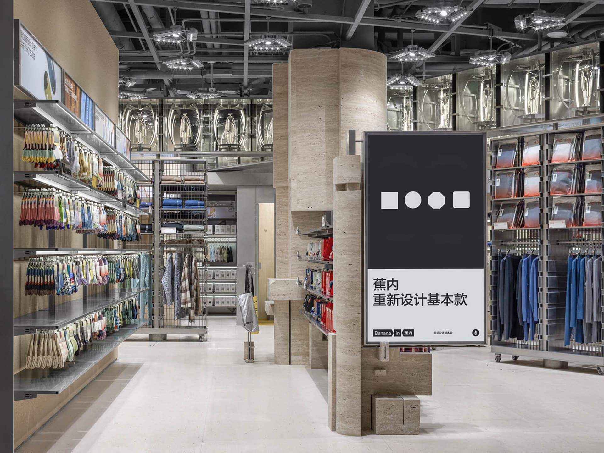 極簡零售店內設有大理石柱、玻璃天花板與金屬衣架。