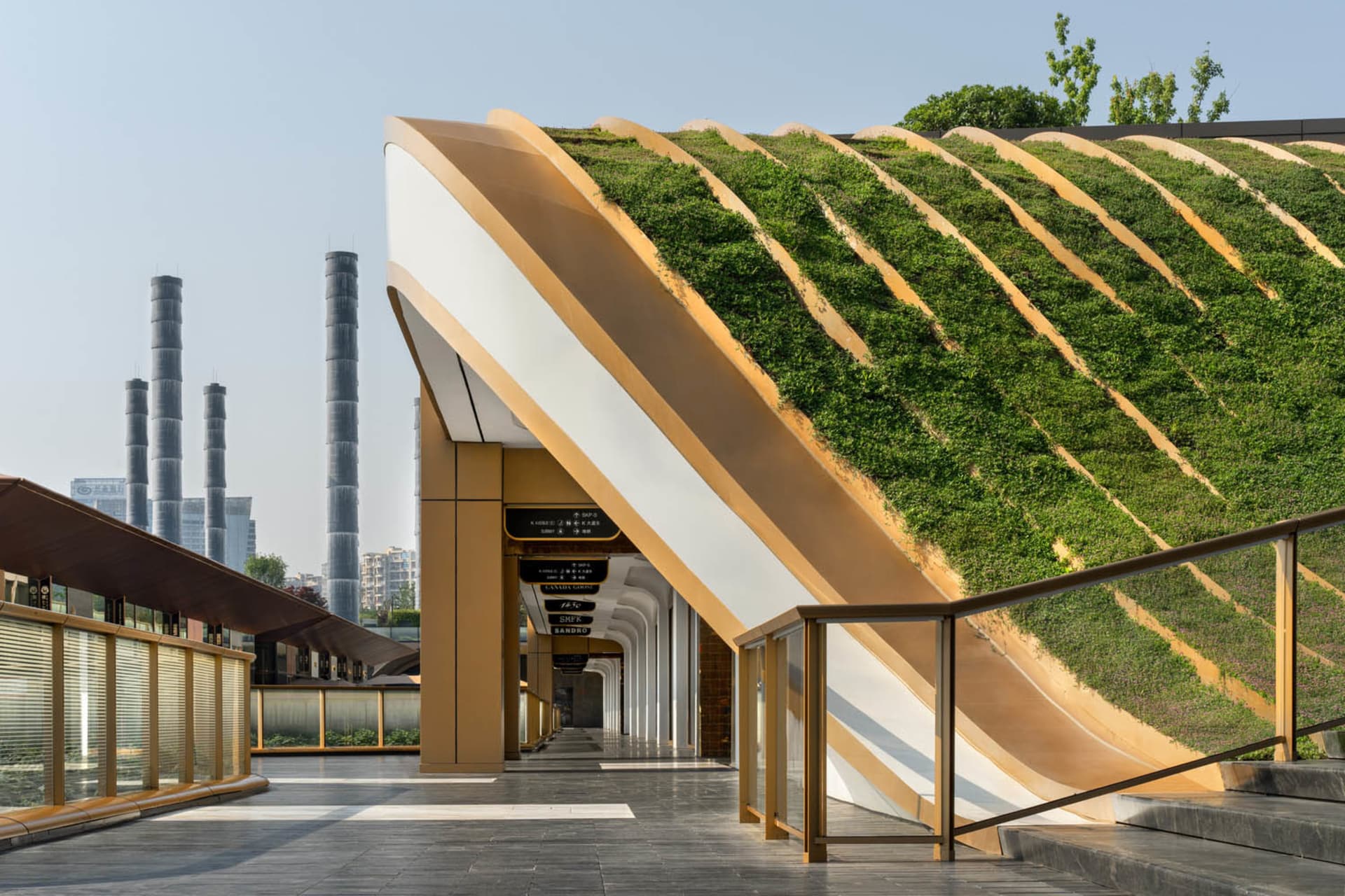 現代建築室內空間，搭配綠色屋頂與條紋立面