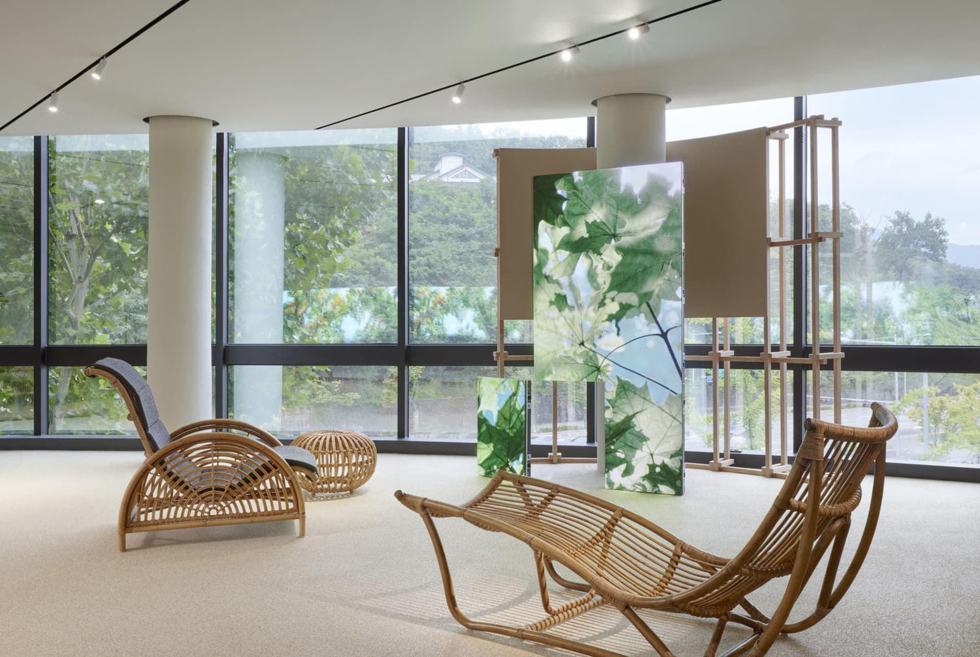 A modern relaxation space featuring natural fiber furniture