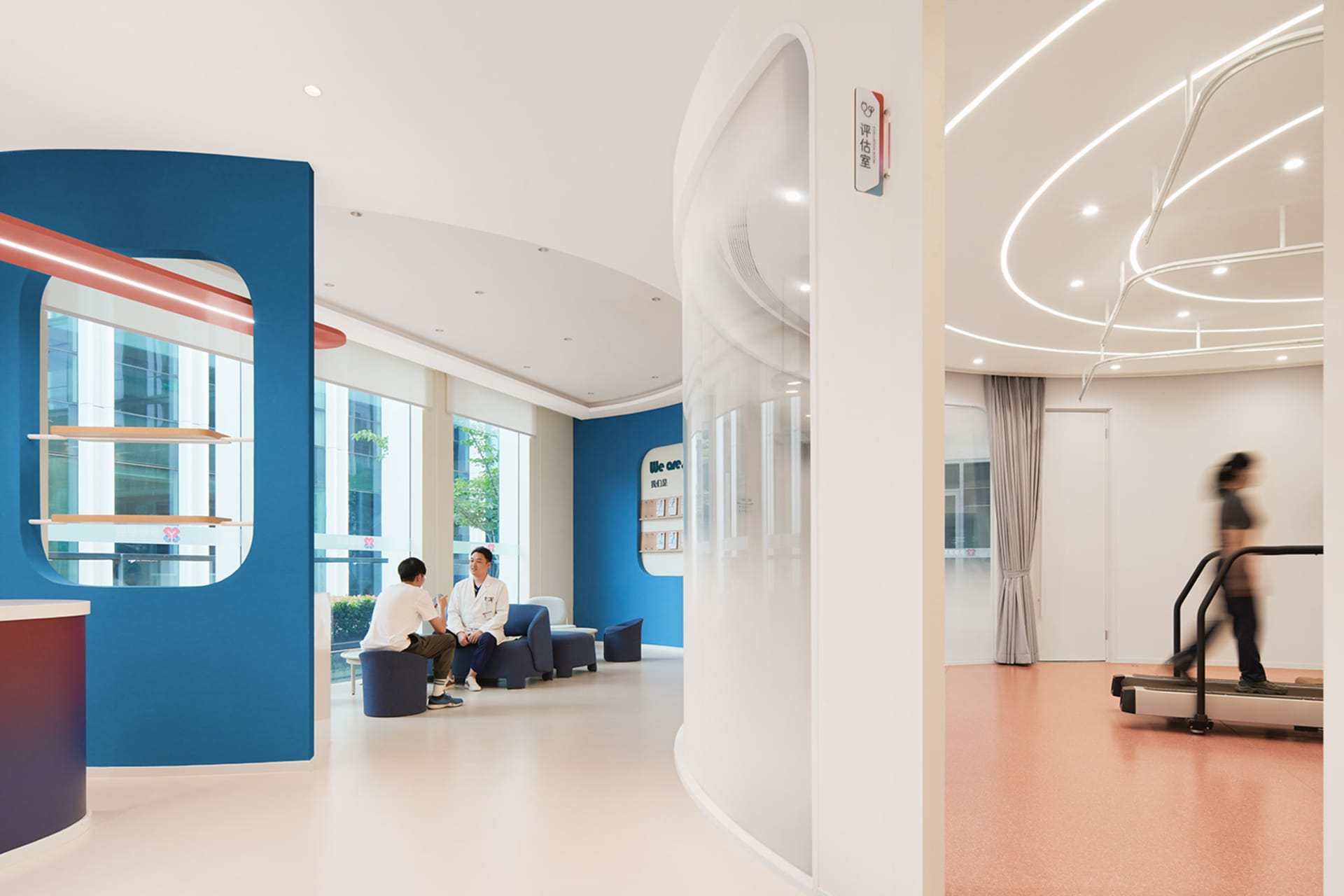 現代醫院大廳展示灰泥與玻璃設計元素。