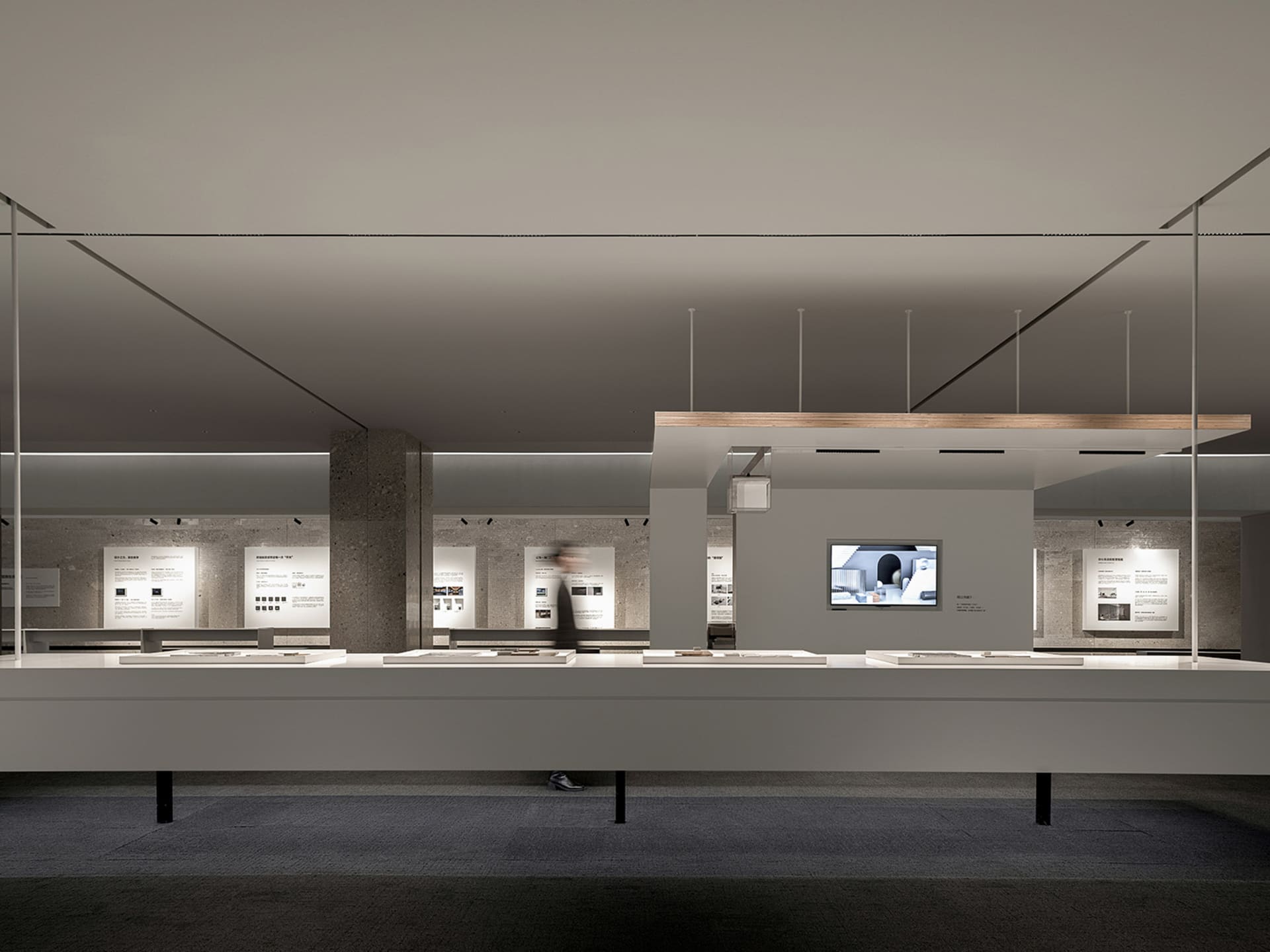 極簡展覽空間，採用混凝土、玻璃與金屬材質。