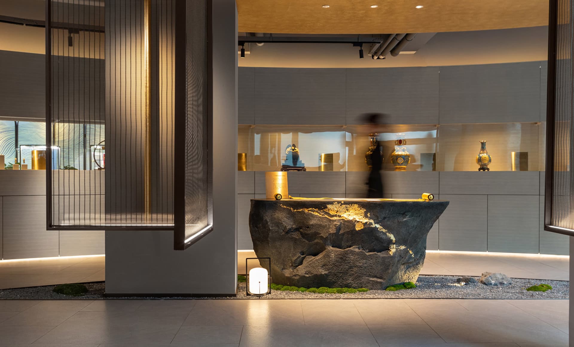 現代博物館展示，採用花崗岩搭配照明花瓶。