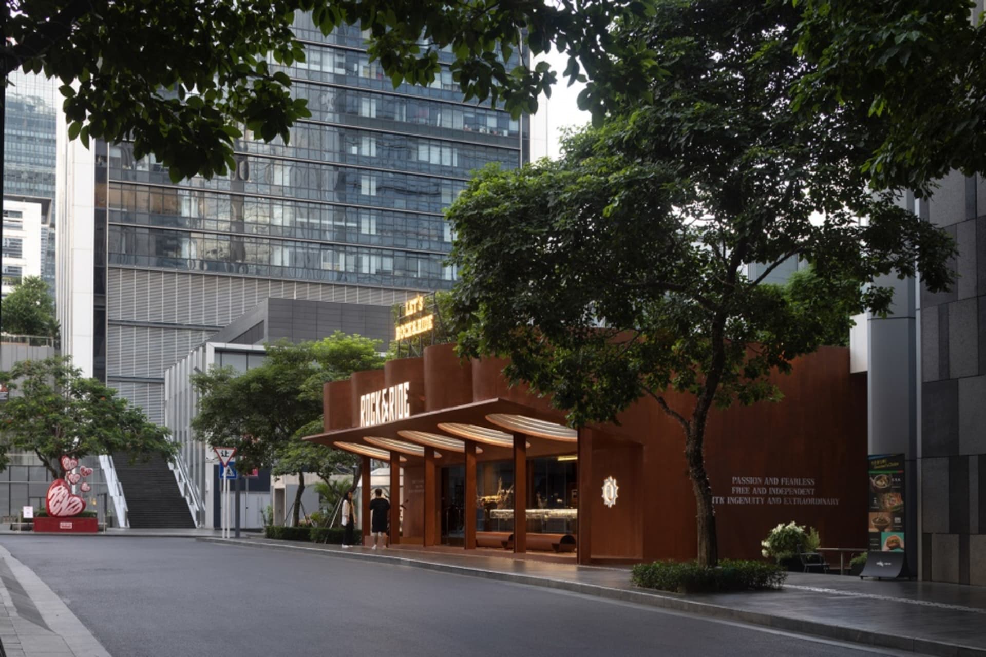 現代建築外觀採用金屬包覆，設計為餐廳，配有大片玻璃窗、天篷和小