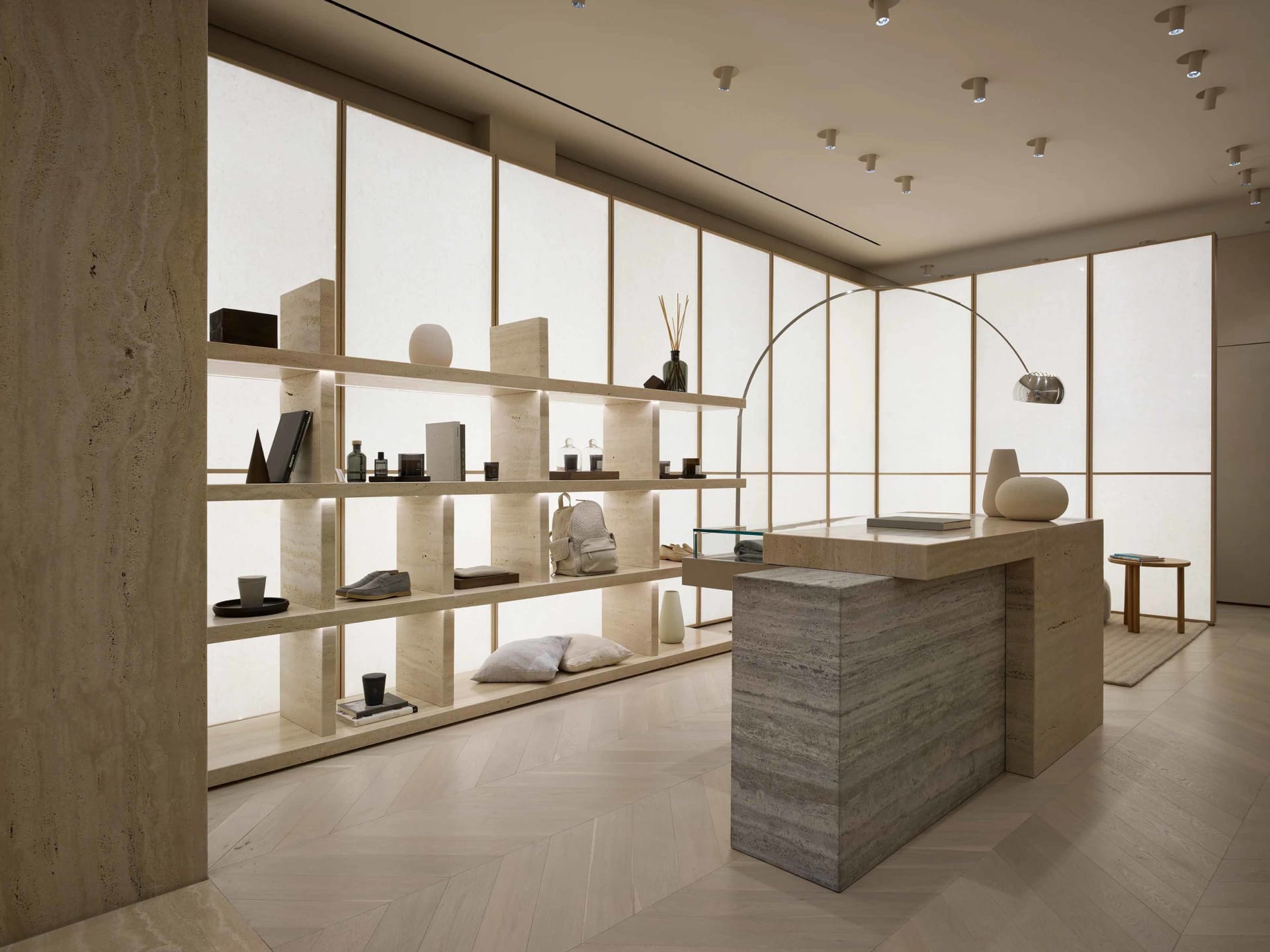 豪華零售店面，採用現代石材展示櫃與簡約設計
