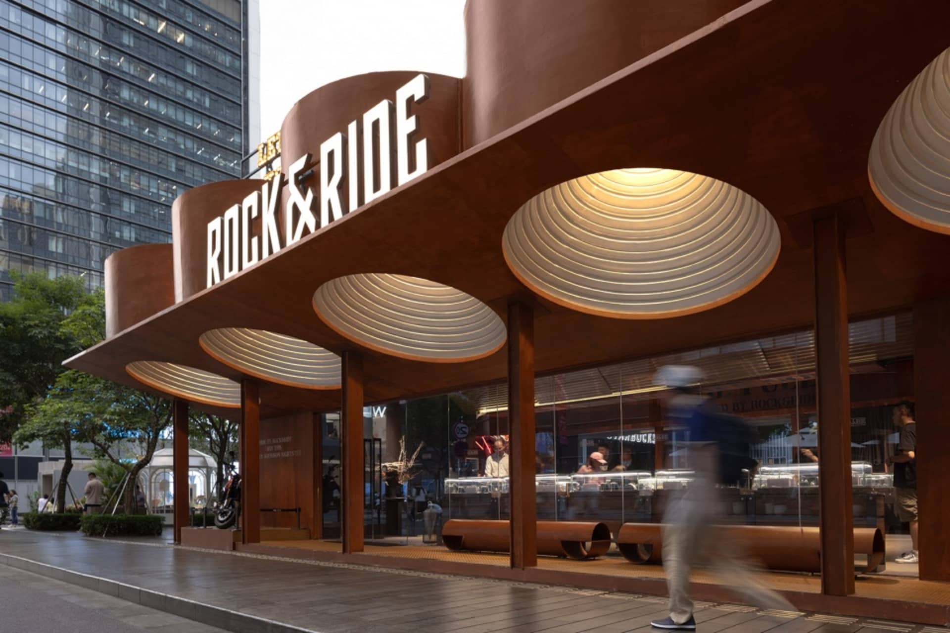 現代店面搭配金屬遮篷與圓形燈光。